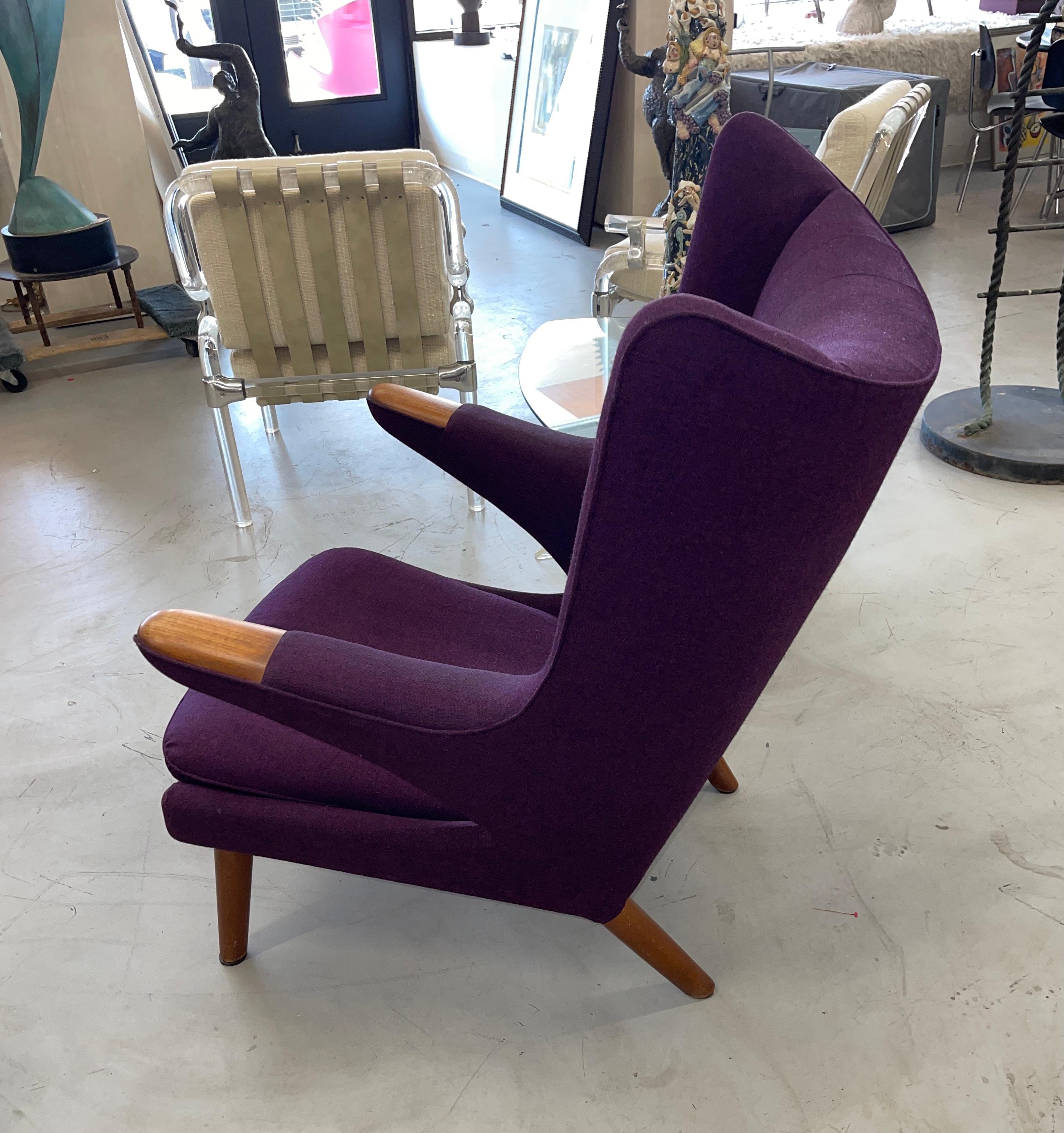 Magnifique chaise Papa Bear de Hans Wegner fabriquée par A.P. Volé. Une étiquette Danish Control se trouve sous la chaise. Provenance : Acheté en 1963 à Anton Dam au Danemark, puis à la famille. Nous pensons que le tissu de laine est original. Il