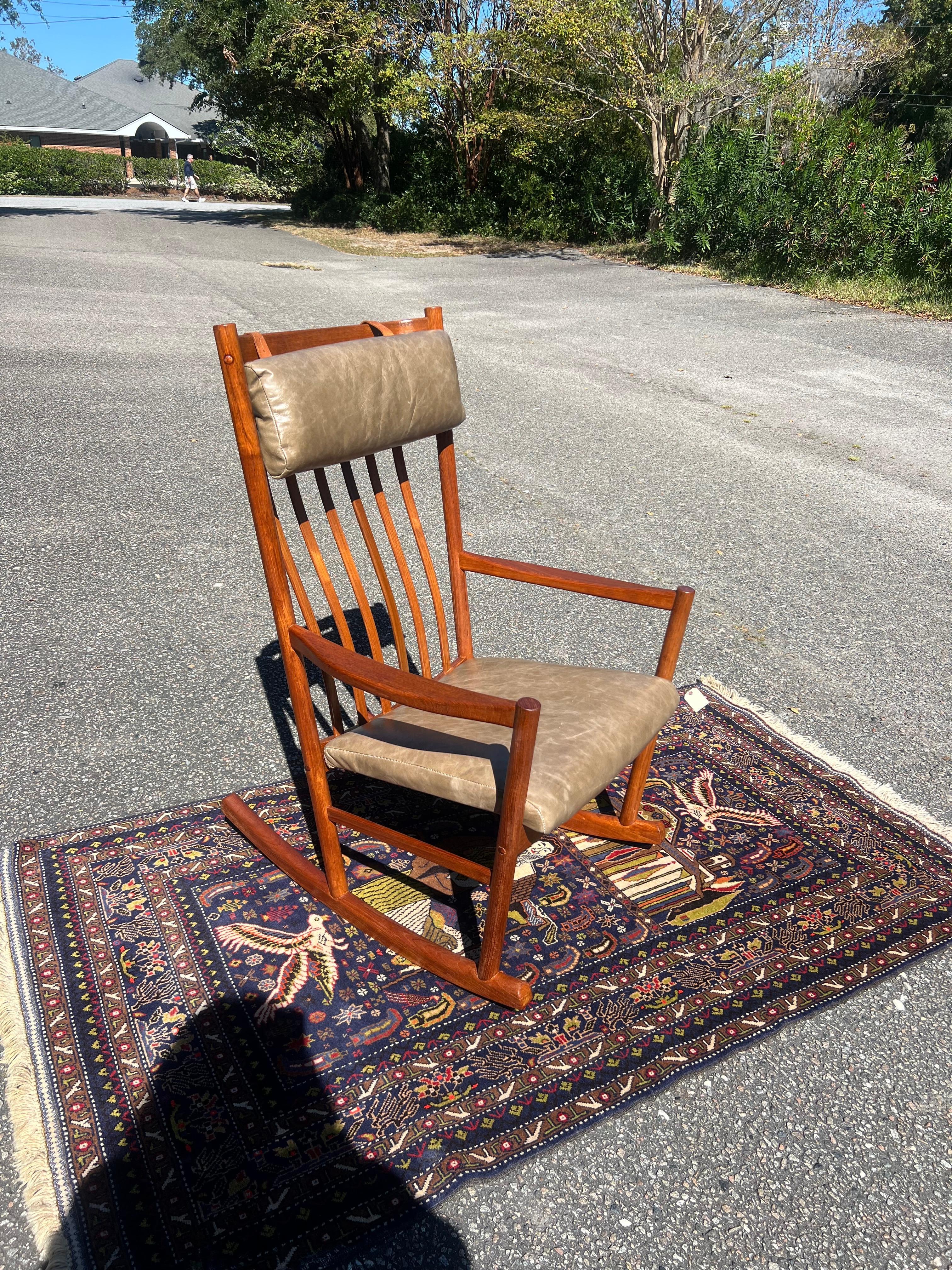 Mid-Century Modern 1960s Hans Wegner Teak Rocking Chair in Green Leather For Sale
