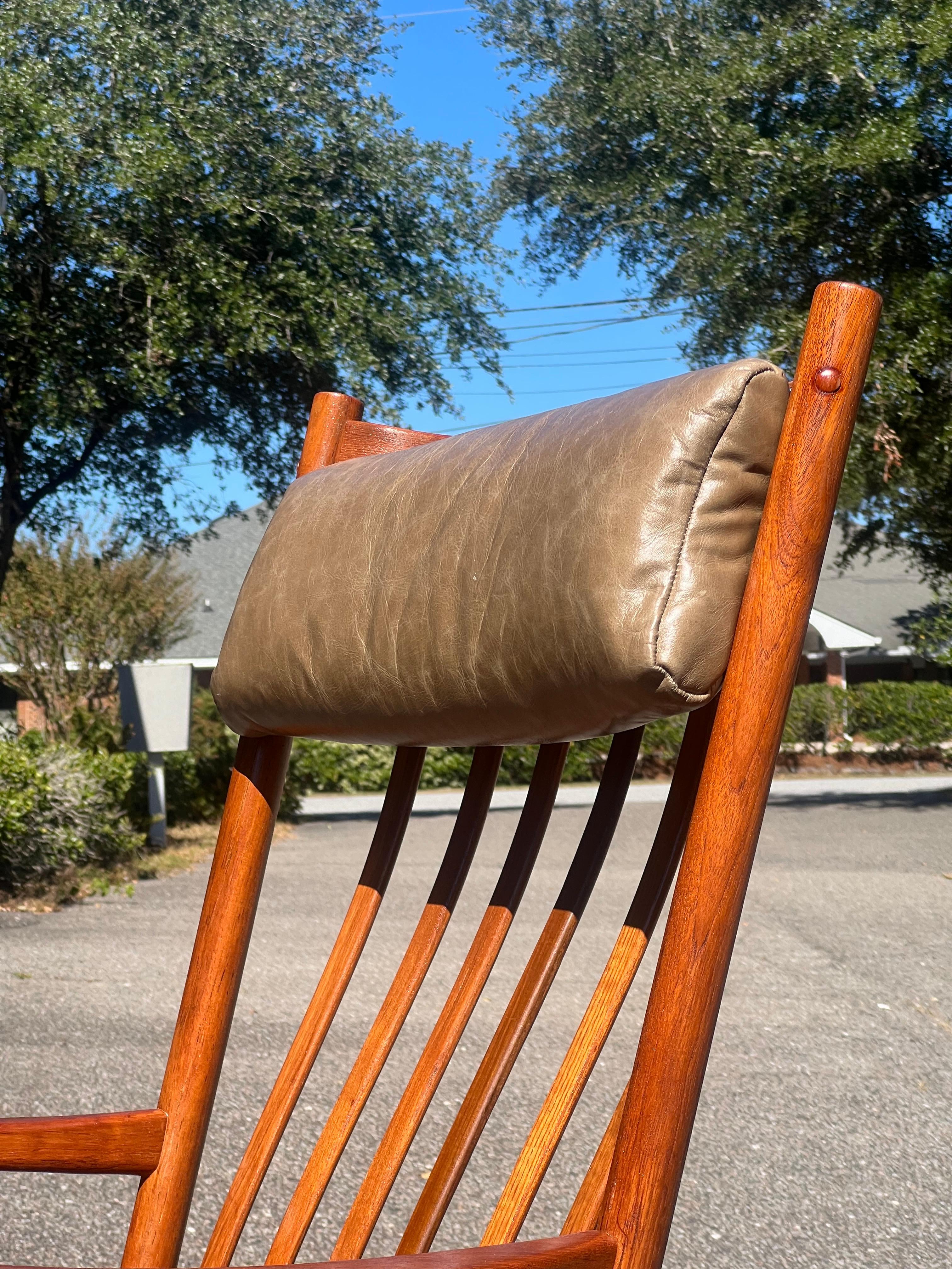 Mid-20th Century 1960s Hans Wegner Teak Rocking Chair in Green Leather For Sale