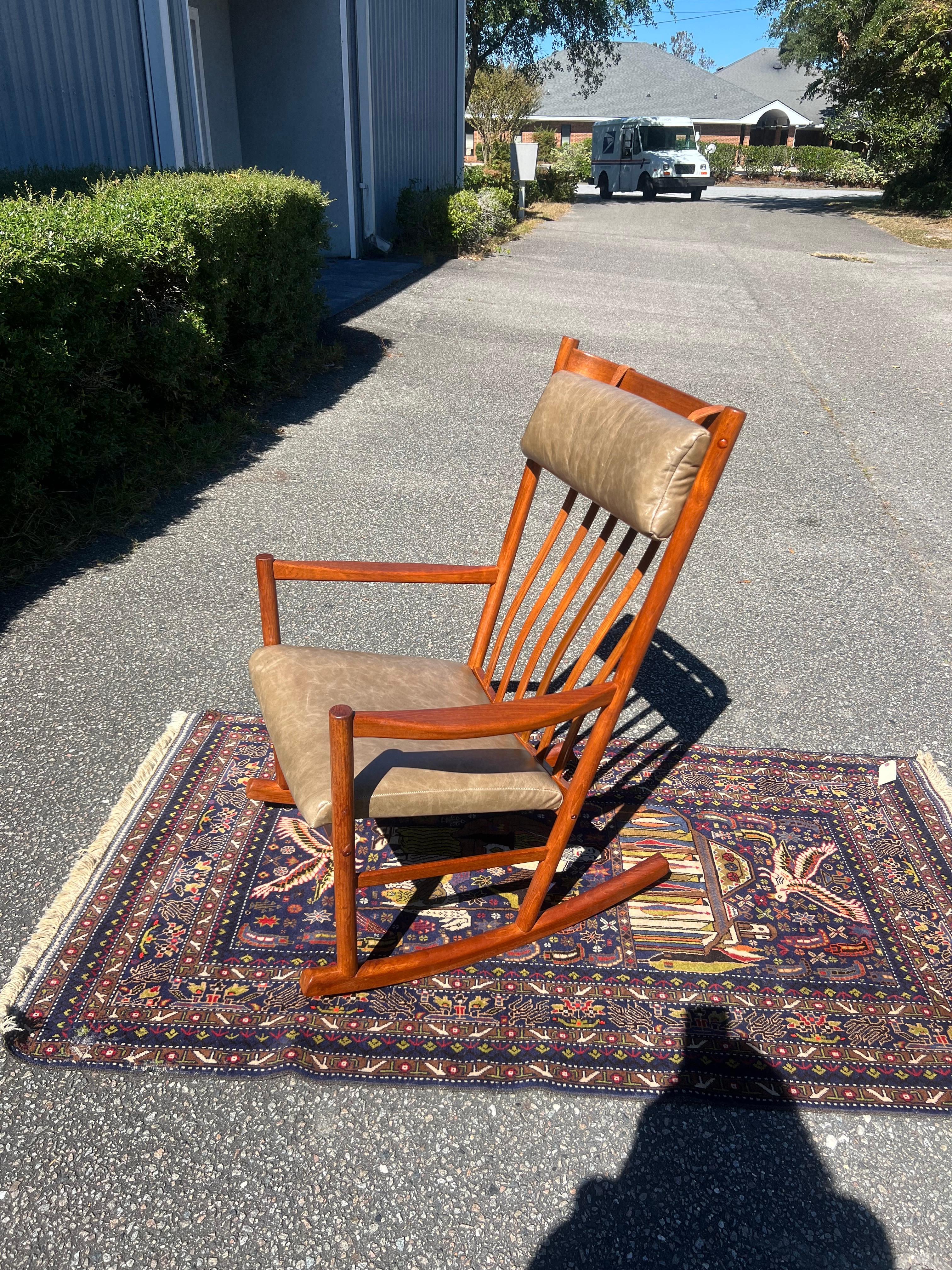 1960s Hans Wegner Teak Rocking Chair in Green Leather For Sale 2