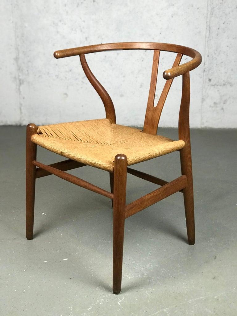 Excellent 1960s Hans Wegner Wishbone dining chair. Original condition. Great age-appropriate patina on the oak backrest or frame. Minor Wear.
*Please inquire about reduced cost shipping to Northeast U.S. addresses 
  