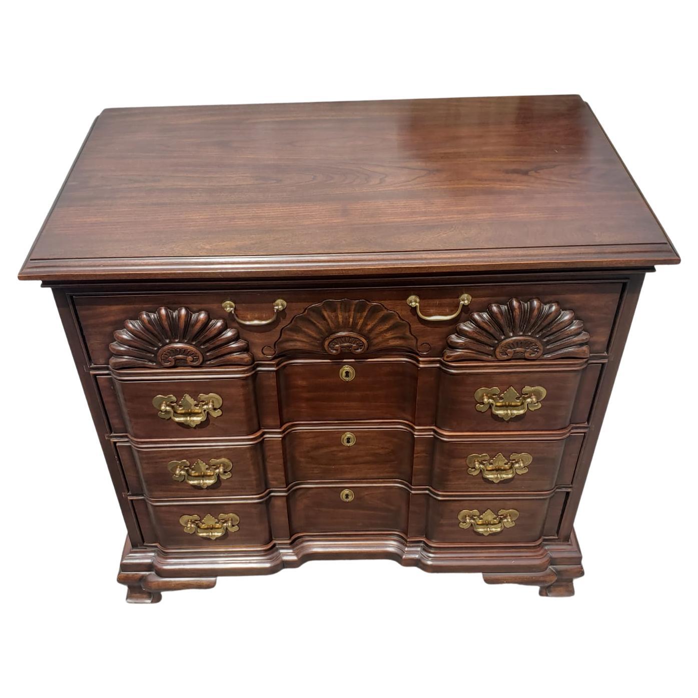 A stunning 1960s harden block front mahogany georgian chest of drawers in excellent condition. This state-of-the-art piece was last sold in 1989 as a vintage, according to a sticker that was stapled underneath it. However it is Hard to tell giving