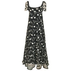 Hardy Amies Schwarzes Kleid aus den 1960er Jahren mit weißer Verzierung