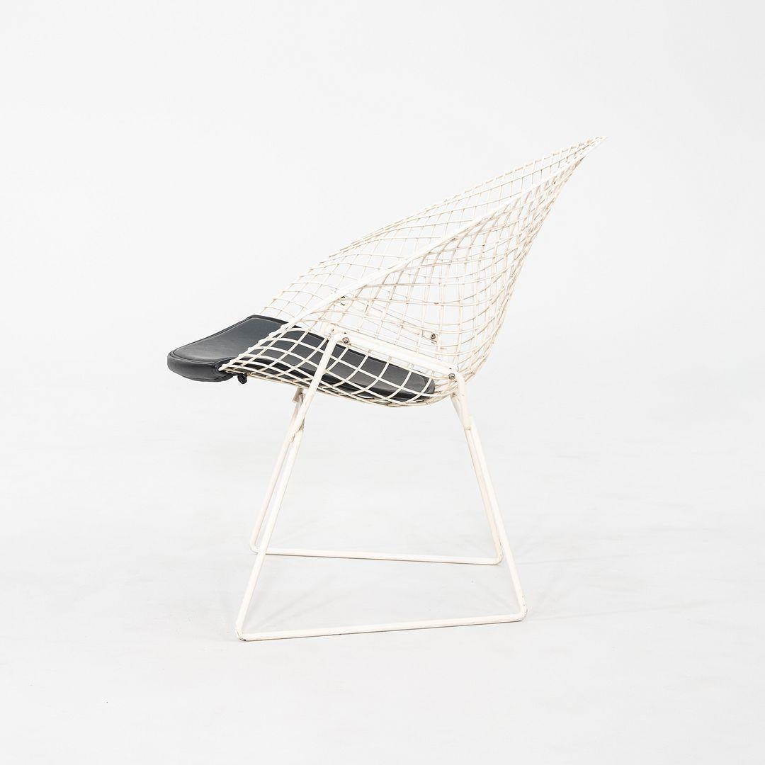 Il s'agit d'une chaise longue Bertoia Diamond, conçue à l'origine en 1952 par Harry Bertoia pour Knoll International. Cet exemple particulier date des années 1960. Le design se compose d'un siège en fil d'acier revêtu de poudre blanche en forme de