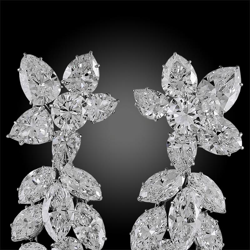 Boucles d'oreilles lustre en platine Harry Winston Diamond Cluster 

Un design de grappe classique de Harry Winston, cette magnifique paire de clips auriculaires en forme de lustre présente la gerbe iconique de diamants de forme marquise et poire.