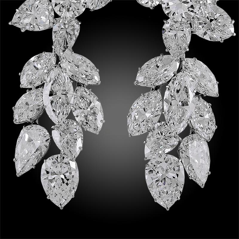 Taille Marquise Harry Winston Boucles d'oreilles chandelier en platine avec grappe de diamants en grappe en vente