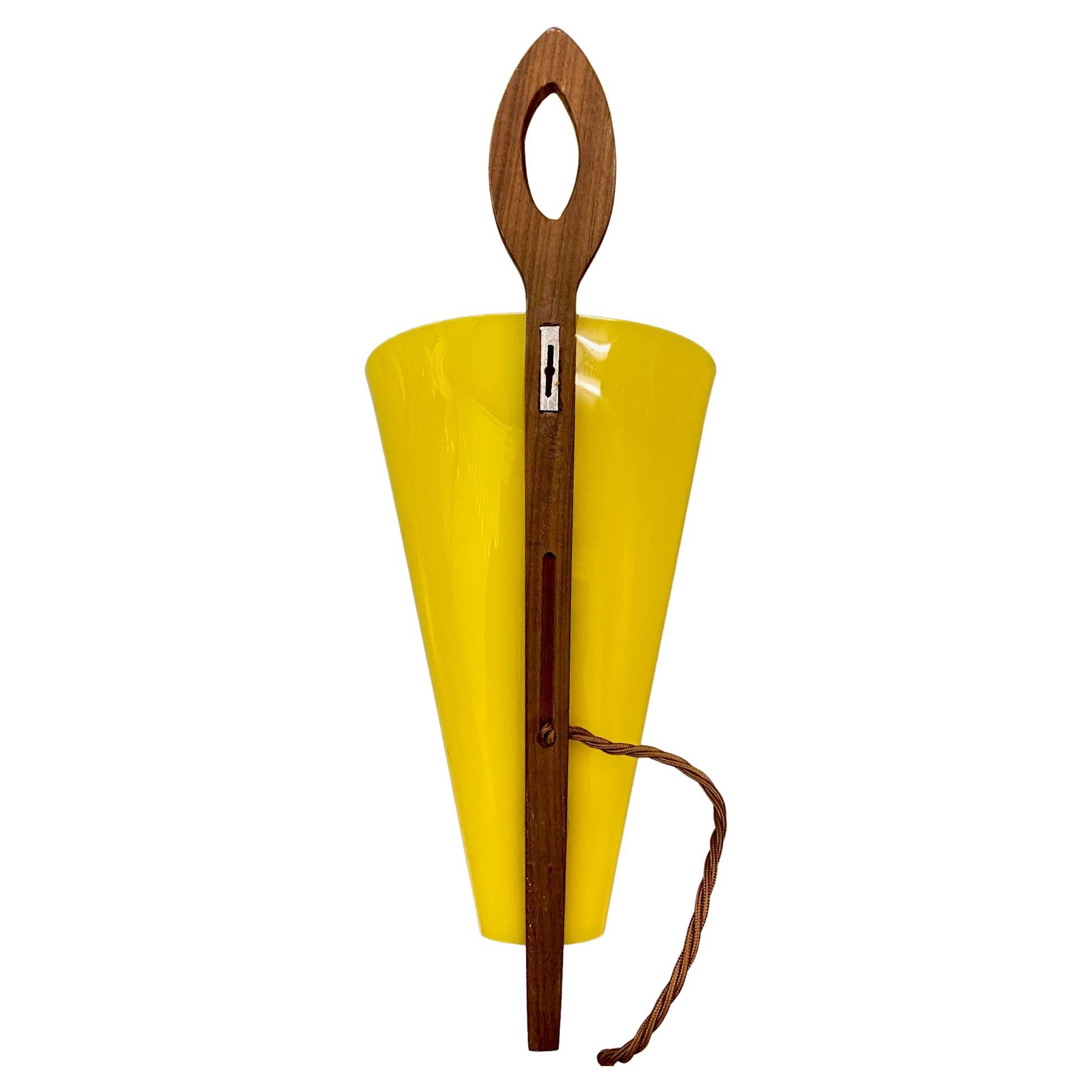 1960er Harvey Creazioni 'Guzzini' Gelb & Teak Wandleuchten oder Wandleuchter, Satz von 2 im Zustand „Gut“ im Angebot in London, Fitzrovia