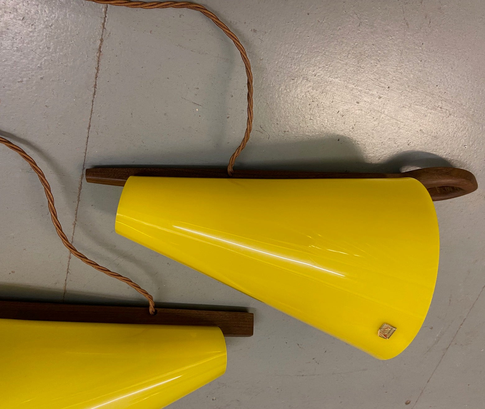 1960er Harvey Creazioni 'Guzzini' Gelb & Teak Wandleuchten oder Wandleuchter, Satz von 2 (20. Jahrhundert) im Angebot