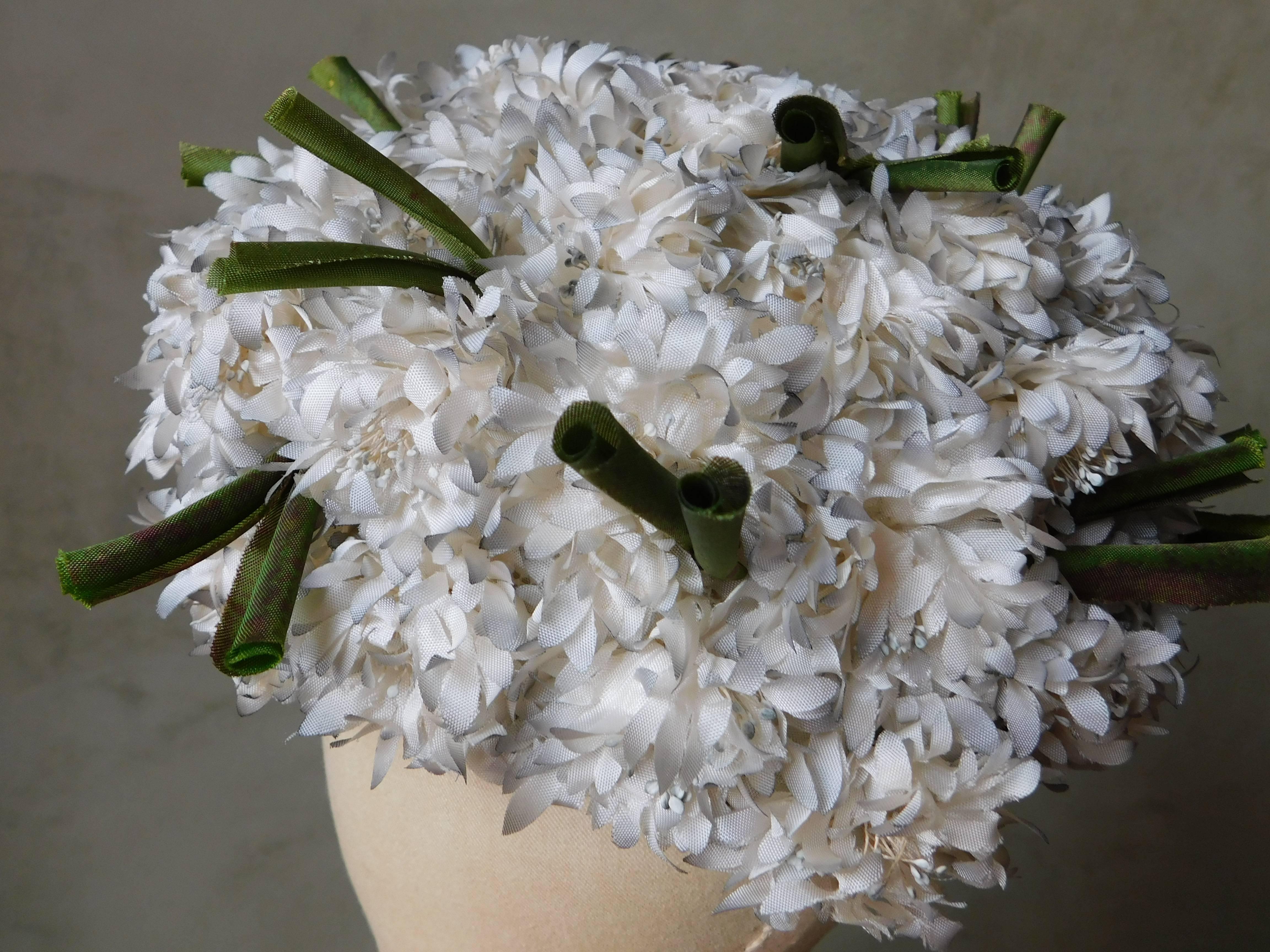1960's Hat Fully covered in Small White Silk Flowers By Maison de Bonneterie In Good Condition In Antwerp, BE