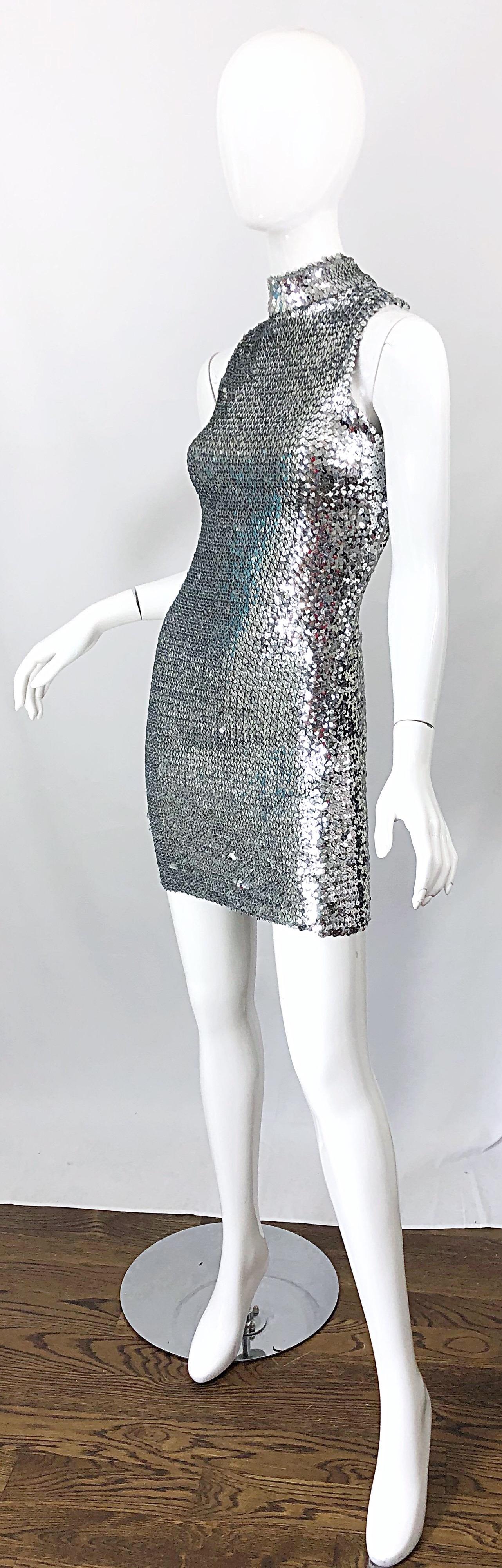 1960er Hattie Carnegie Silber Pailletten offener Rücken Mod Vintage 60er Jahre Minikleid im Zustand „Hervorragend“ im Angebot in San Diego, CA