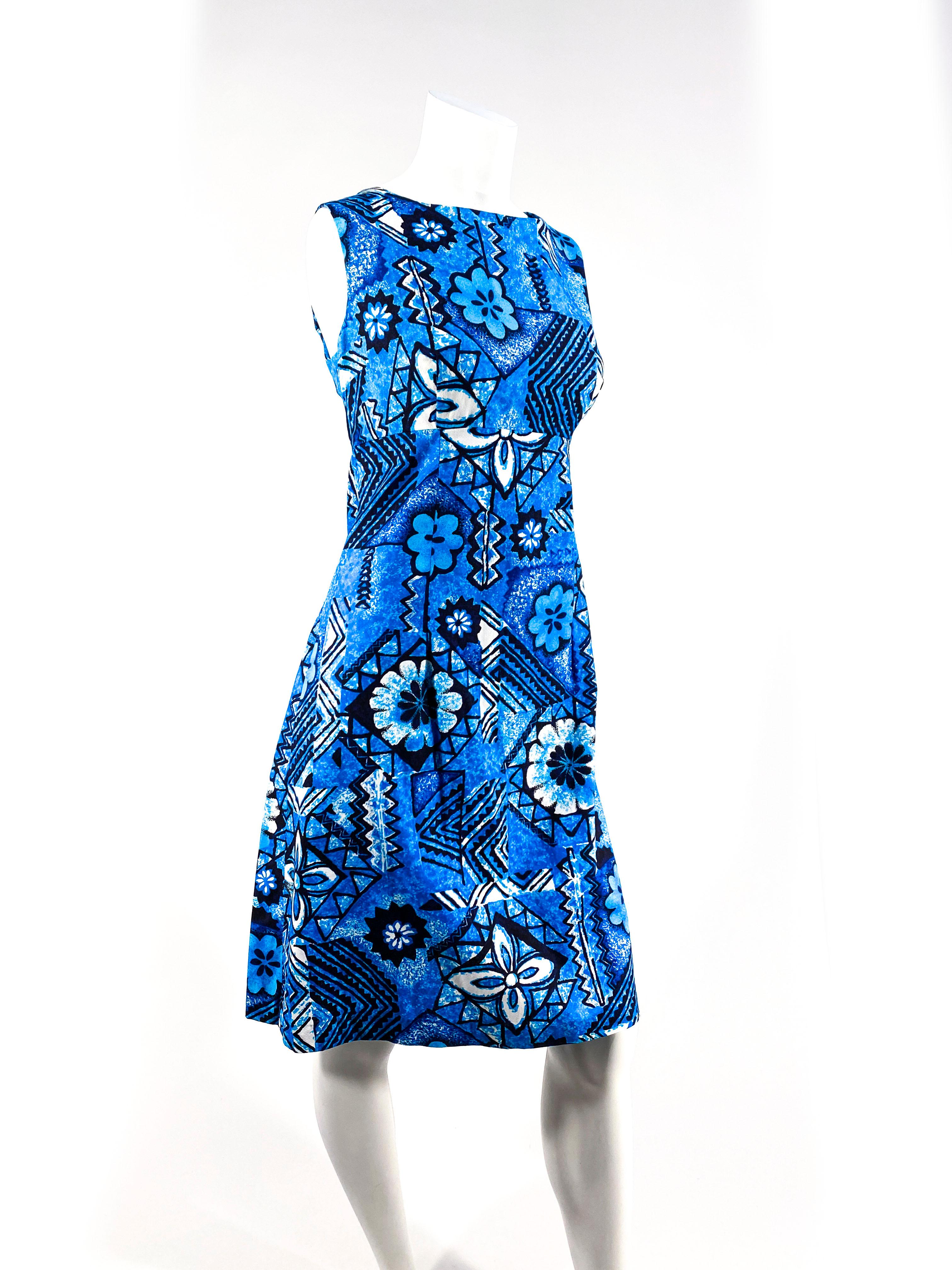 robe bleue des années 1960, sans manches, à imprimé hawaïen et géométrique, faite d'une douce toile d'écorce de coton, de type empire, jupe A-line, panneau arrière plissé pour le confort, et fermeture éclair arrière en nylon. 