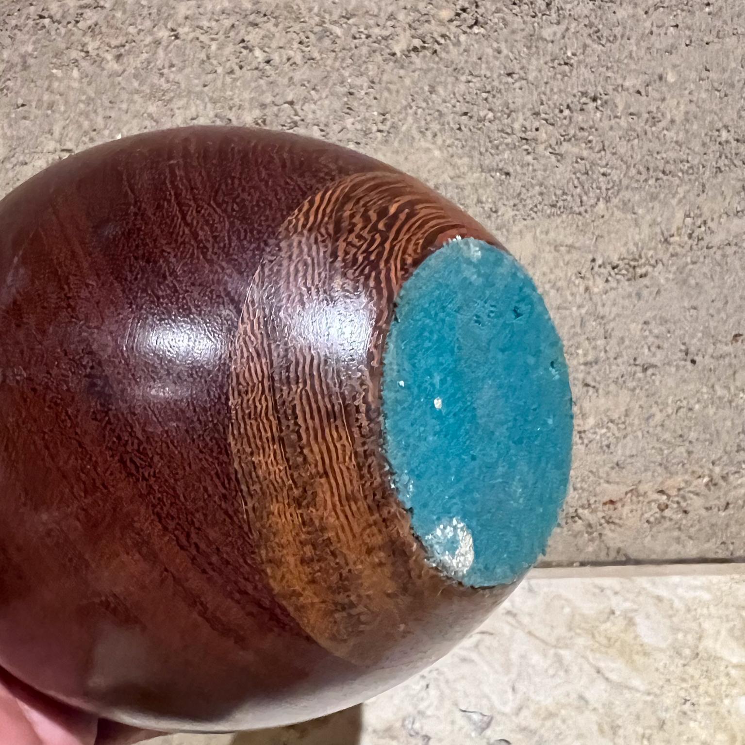 1960er Jahre Schwere Vase aus Ebenholz
5 h x 6 Durchmesser
Original Vintage Zustand
Siehe die aufgelisteten Bilder