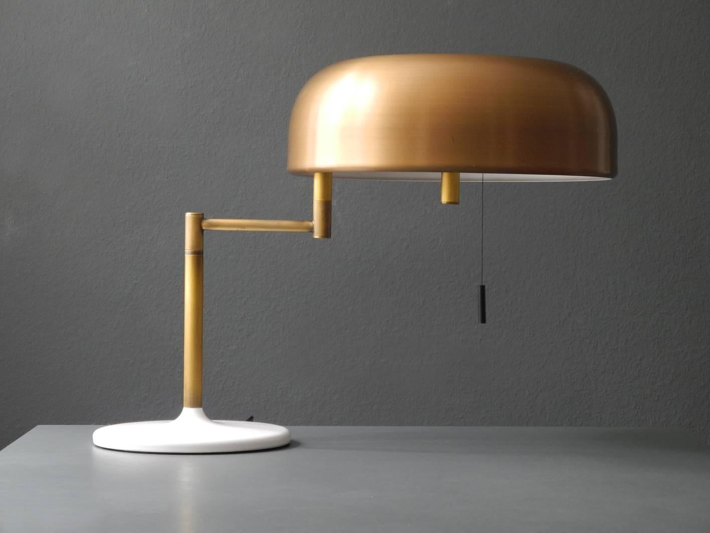 Exceptionnelle lampe de table des années 1960, très lourde et très grande, avec articulation pivotante et abat-jour en laiton.
Superbe design minimaliste de très haute qualité. Fantastiquement bon état vintage.
Trois prises E27 avec interrupteur à