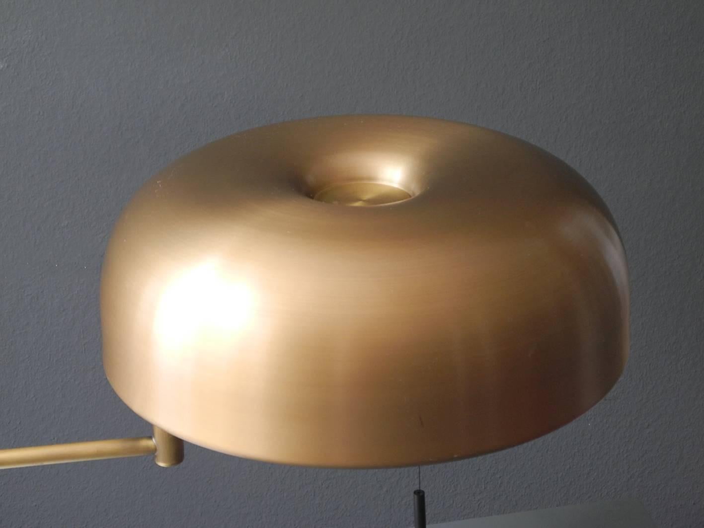 1960s Heavy Extra Large Staff Table Lamp with Swivel Joint and Brass Shade In Good Condition For Sale In München, DE