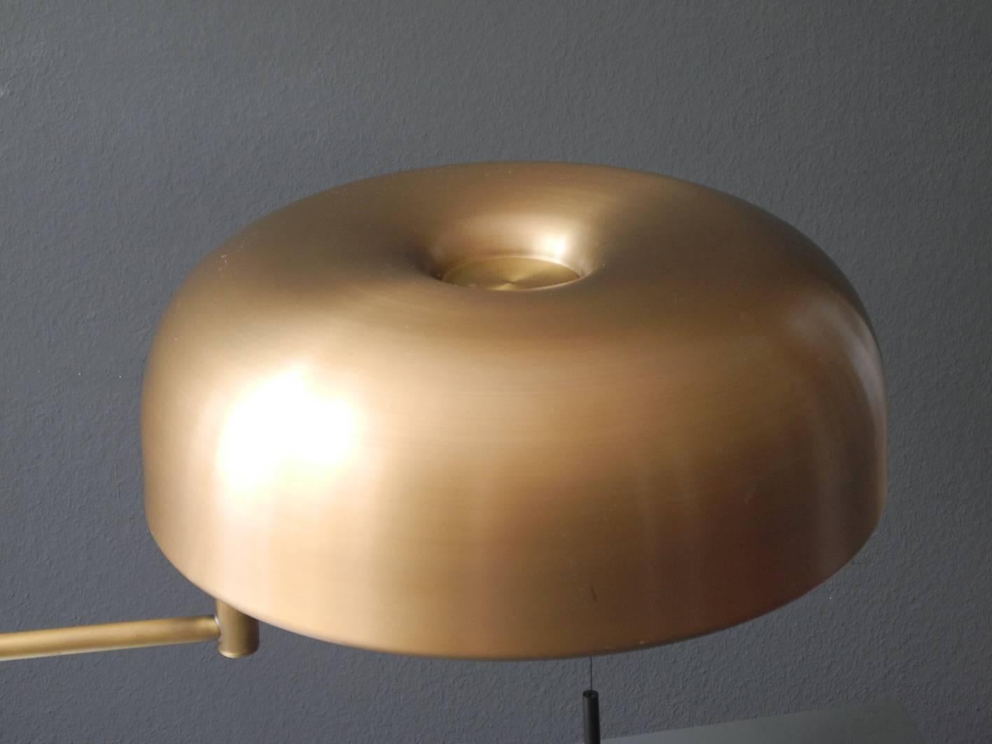 Fin du 20e siècle Lampe de bureau lourde et extra-large à empiècement pivotant avec abat-jour en laiton, années 1960 en vente