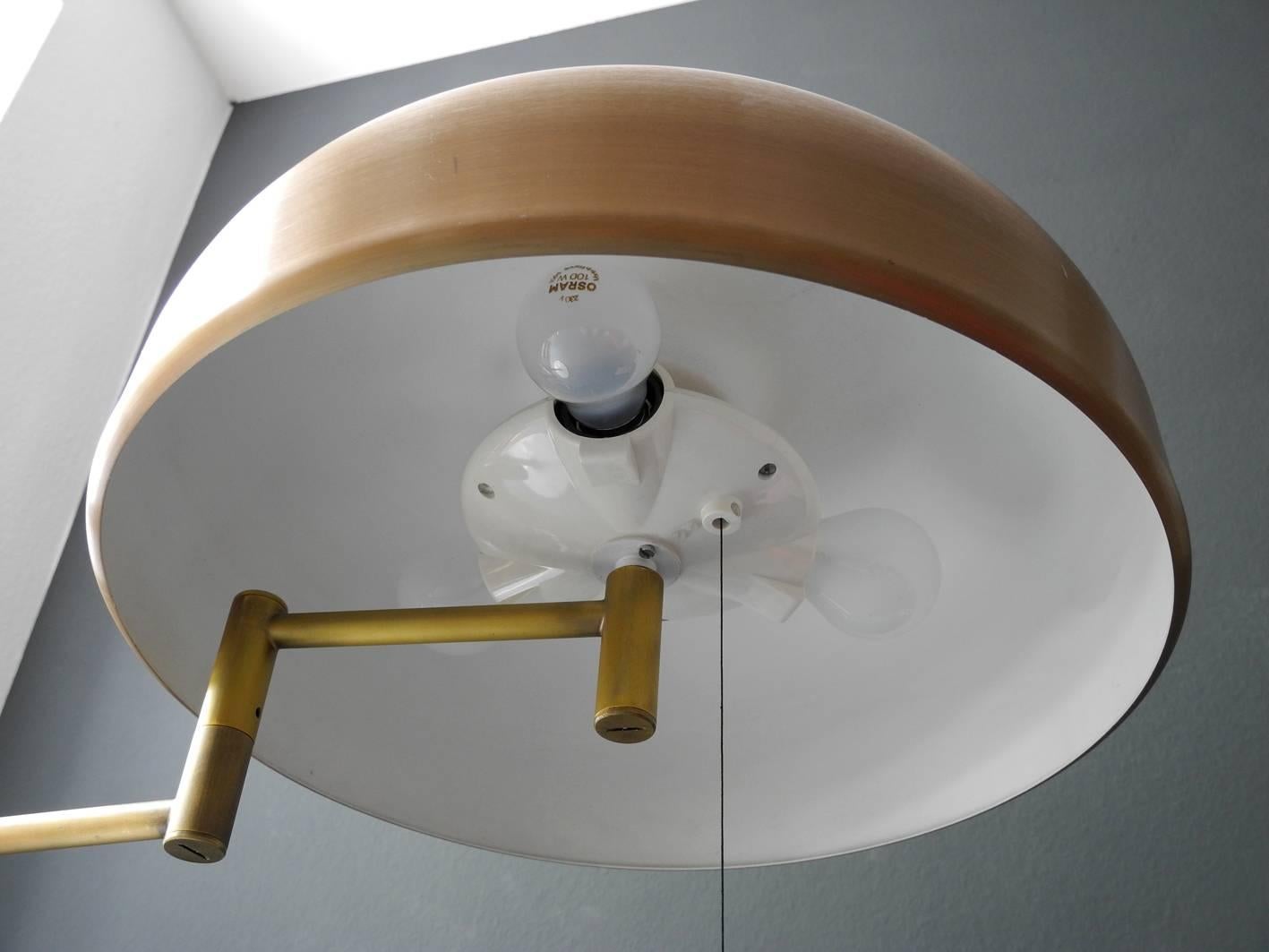 Métal Lampe de bureau lourde et extra-large à empiècement pivotant avec abat-jour en laiton, années 1960 en vente