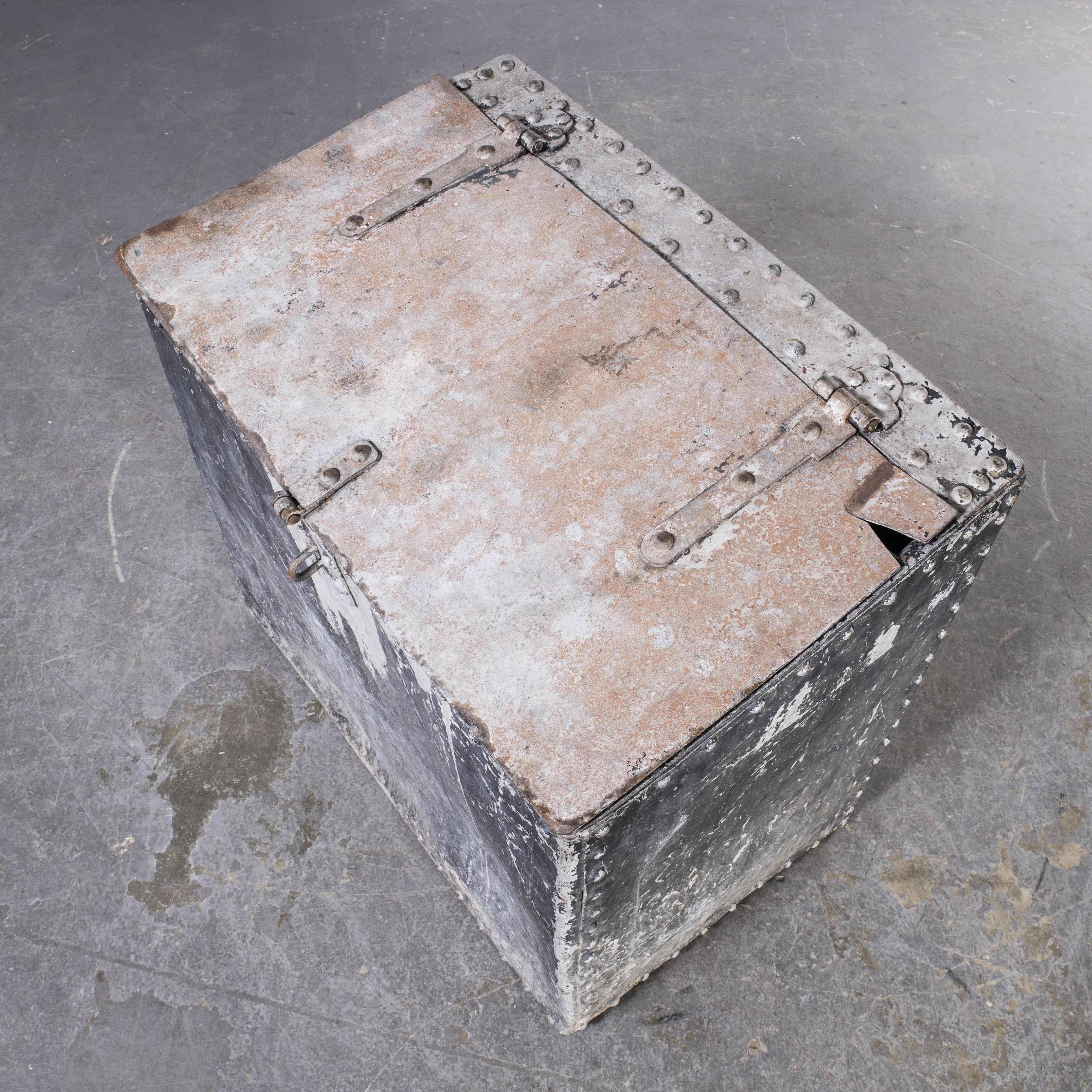 Cubo de grano belga remachado de gran peso de los años 60 mediados del siglo XX en venta