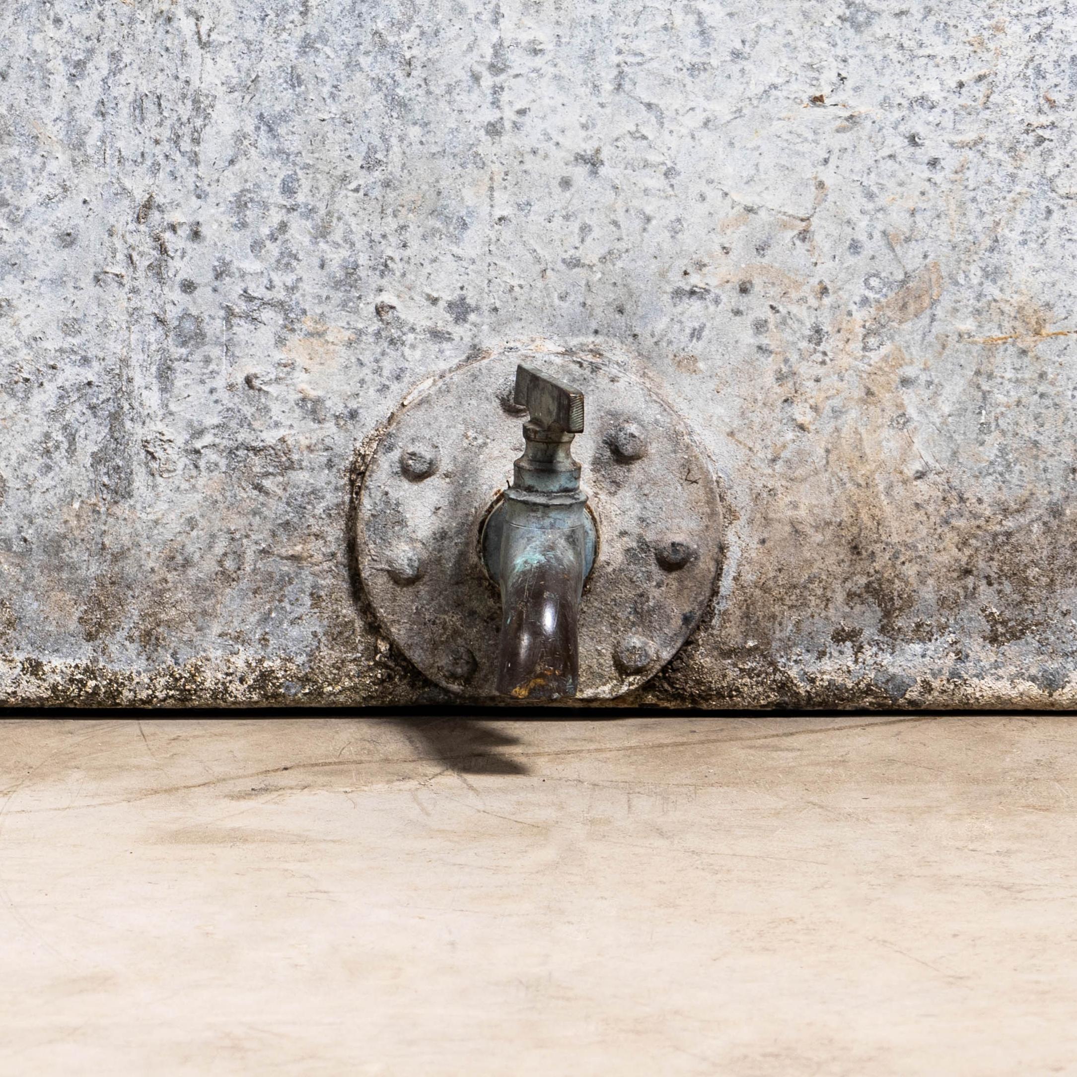 Cubo de almacenamiento de agua belga de gran peso remachado de los años 60 en Bueno estado para la venta en Hook, Hampshire