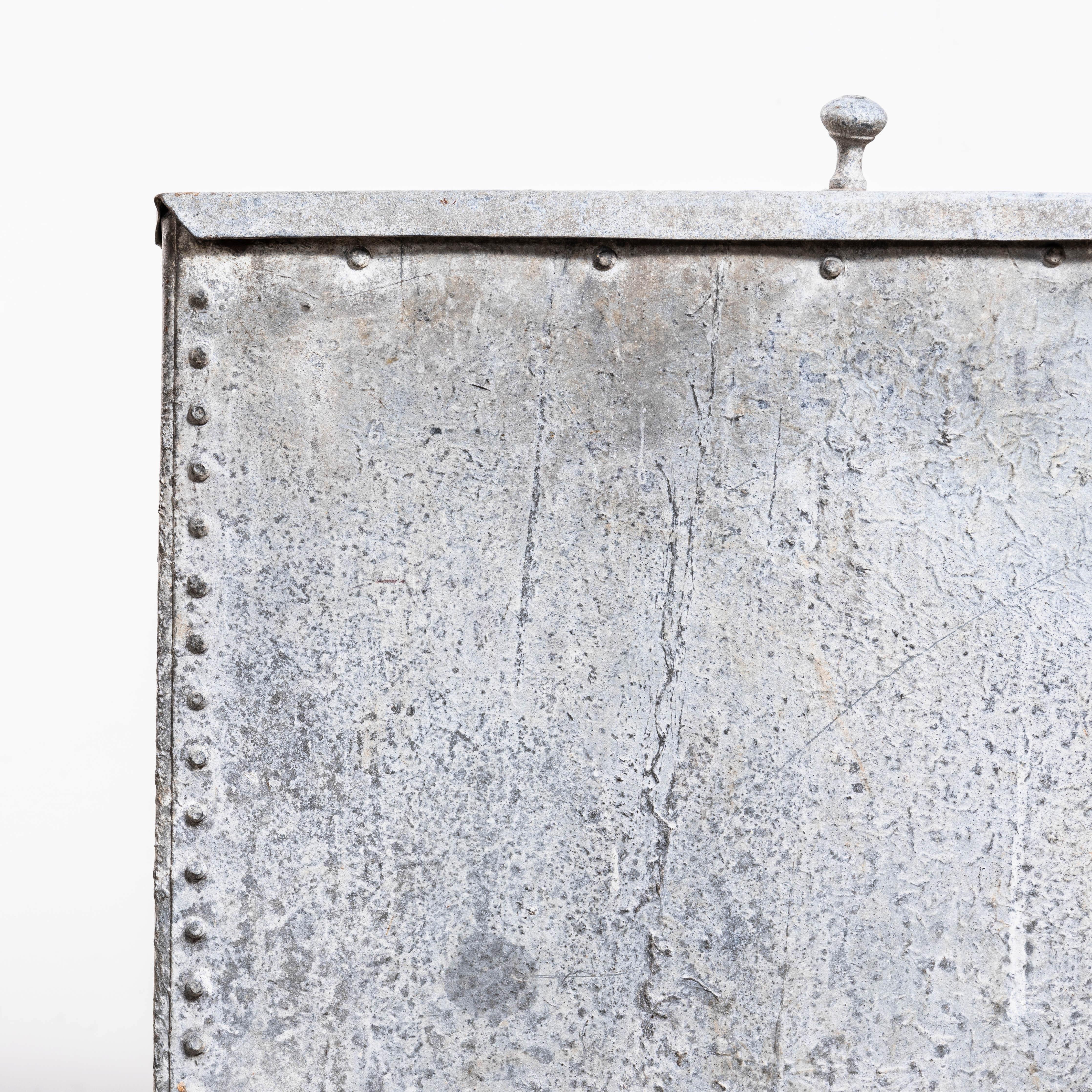 Cubo de almacenamiento de agua belga de gran peso remachado de los años 60 mediados del siglo XX en venta