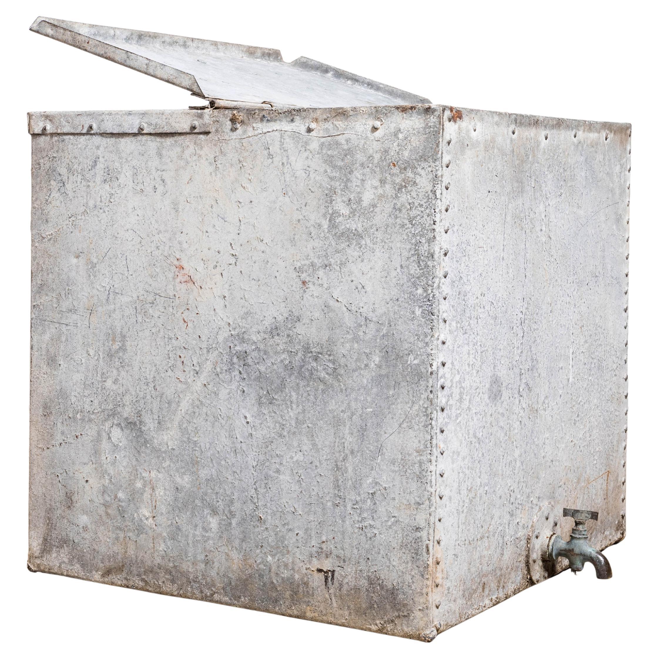 Cubo de almacenamiento de agua belga de gran peso remachado de los años 60