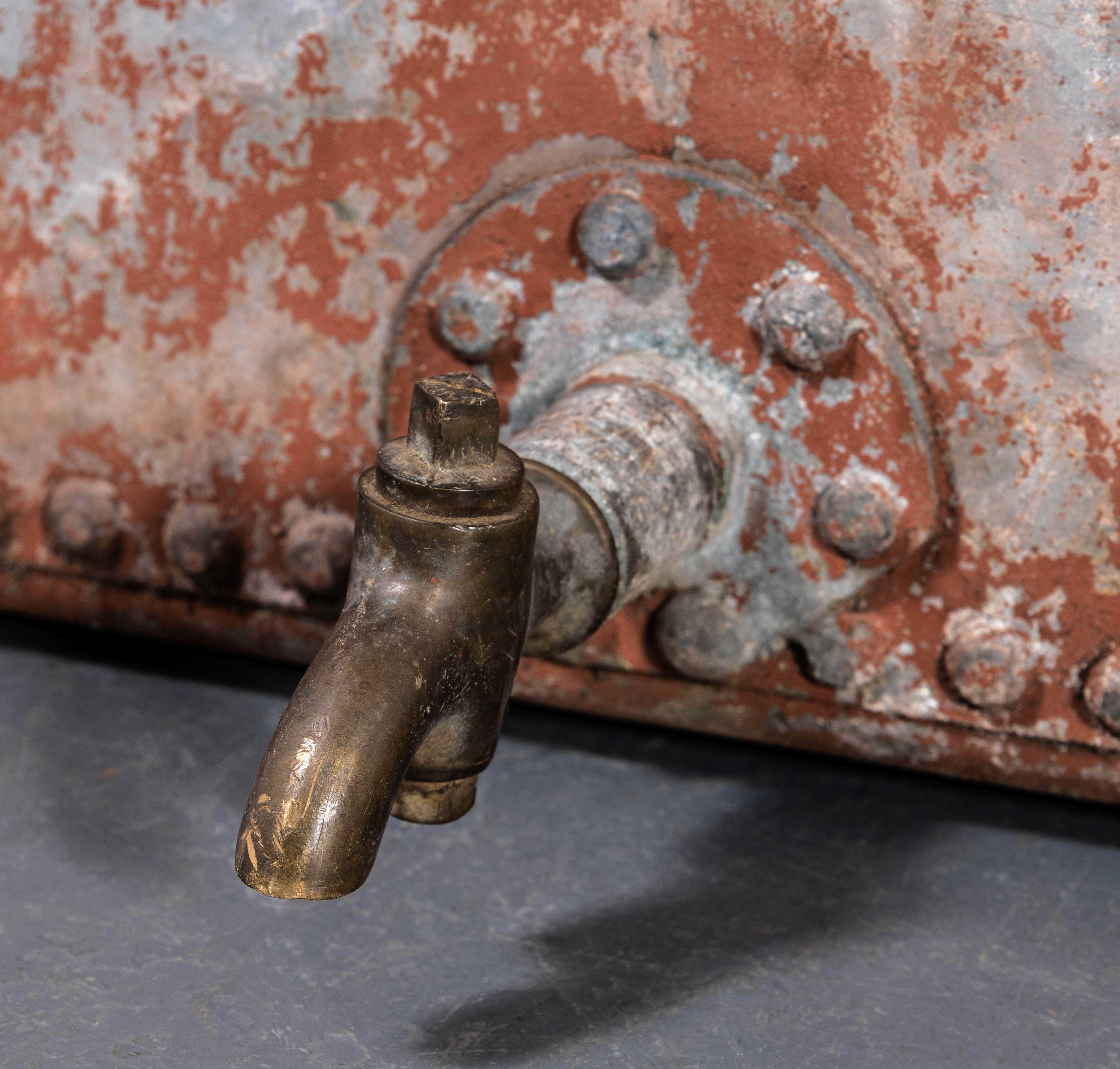 Belge Réservoir d'eau belge à rivets des années 1960 - avec robinet en vente