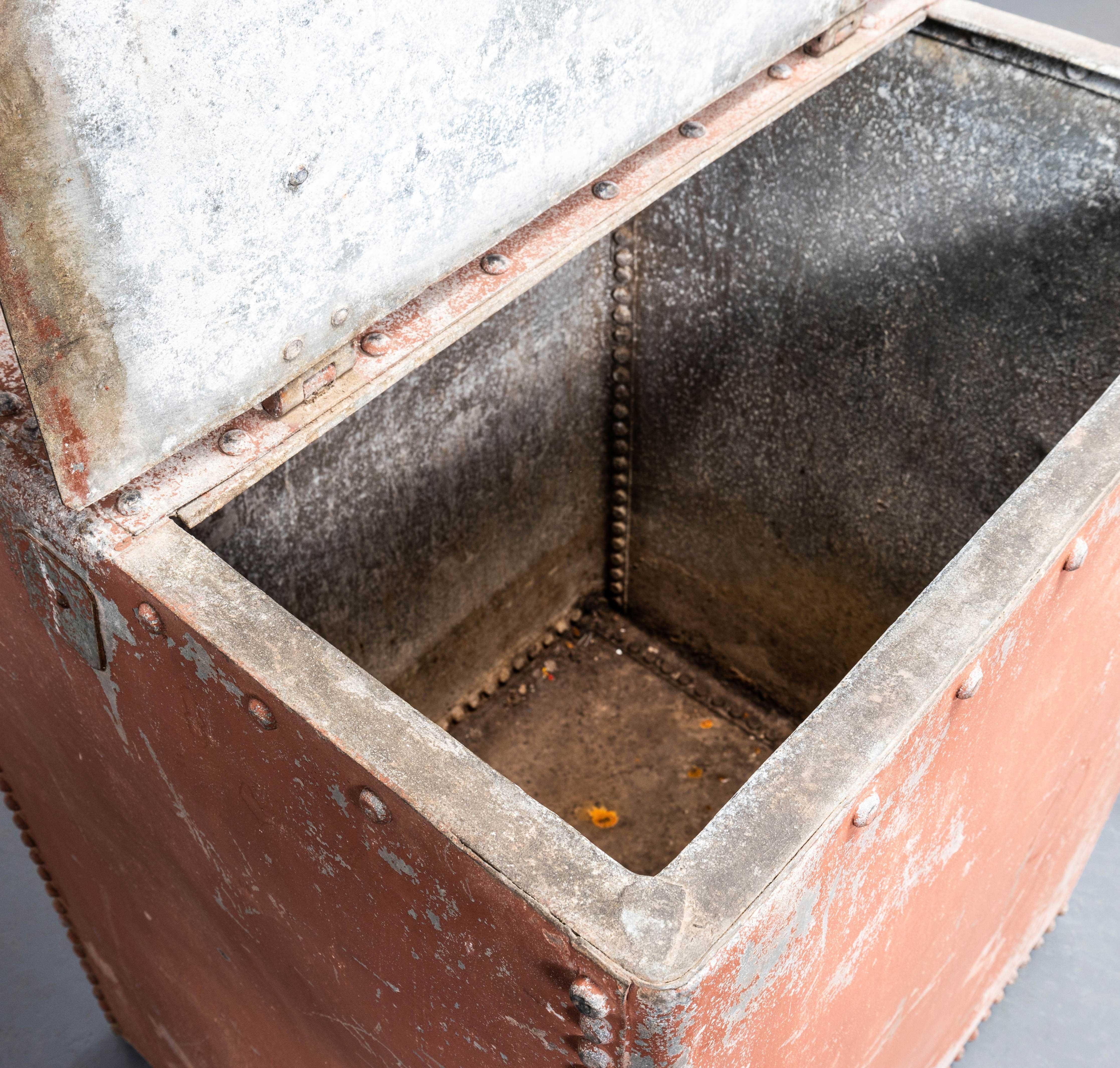 Milieu du XXe siècle Réservoir d'eau belge à rivets des années 1960 - avec robinet en vente