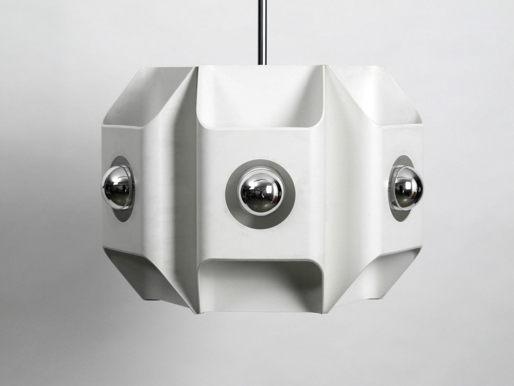Absolutely rare 1960s heavy extra large ceiling lamp by Klaus Hempel for Kaiser Leuchten.
Beautiful sixties Space Age Pop Art design.
Total lamp made of thick metal and powder coating in white. Outside with six E27 sockets for max. 60W