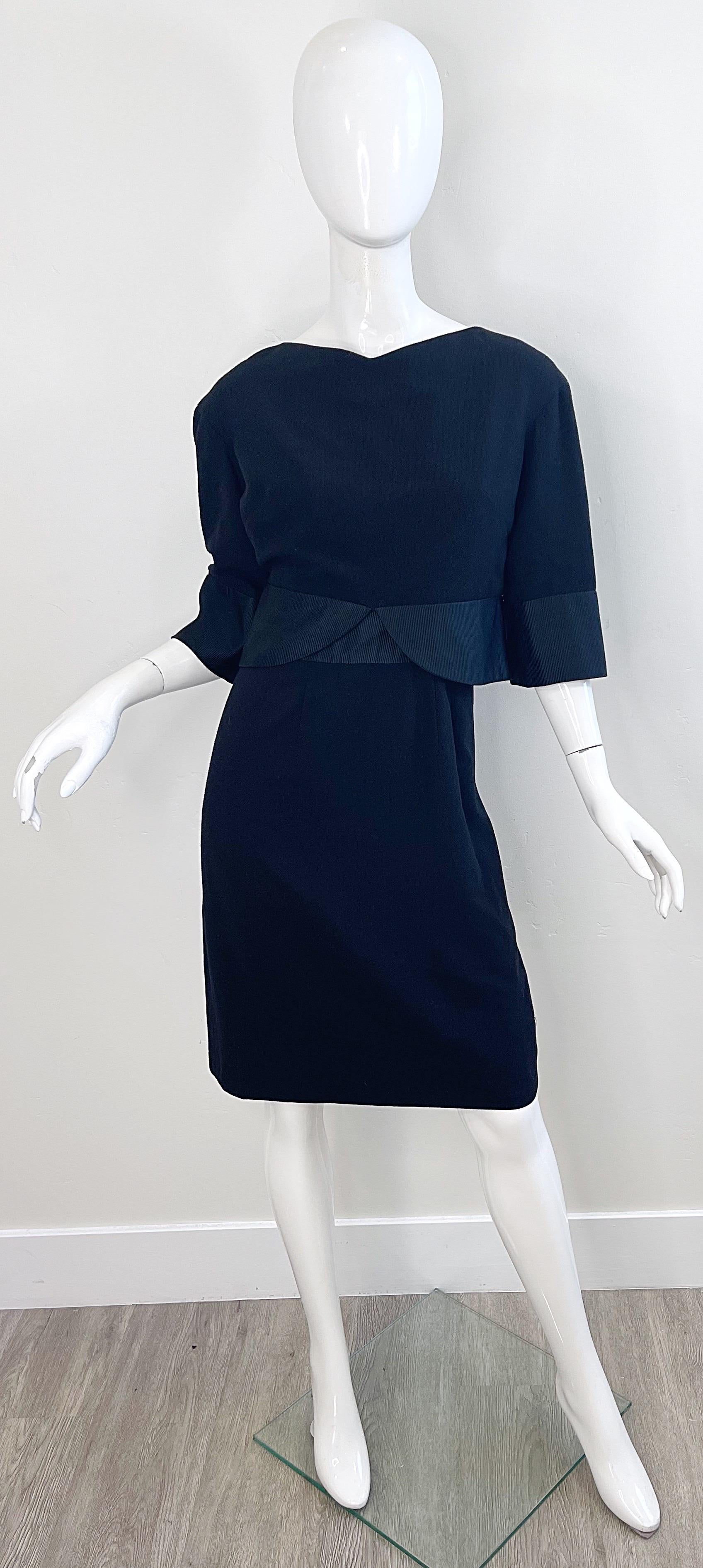 Elegante abito anni '60 di Helen Rose in lana leggera e seta con maniche a 3/4! Presenta spalline a spaghetti. Cerniera sul retro con chiusura a gancetto. Il top con maniche a 3/4 si abbottona sul retro. Il perfetto little black dress LBD è un