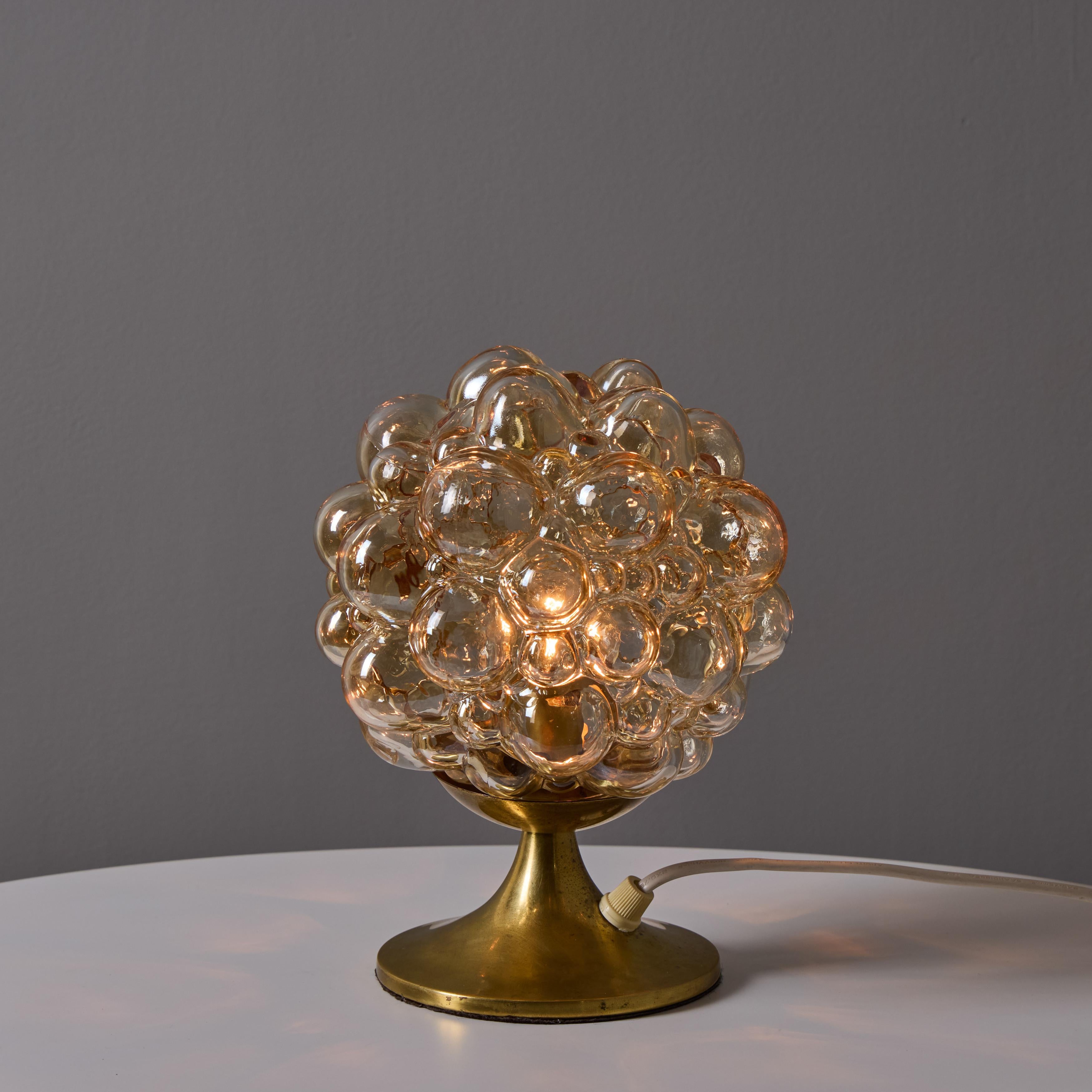 Lampada da tavolo in vetro a bolle d'aria e ottone di Helena Tynell del 1960 per Limburg in vendita 3