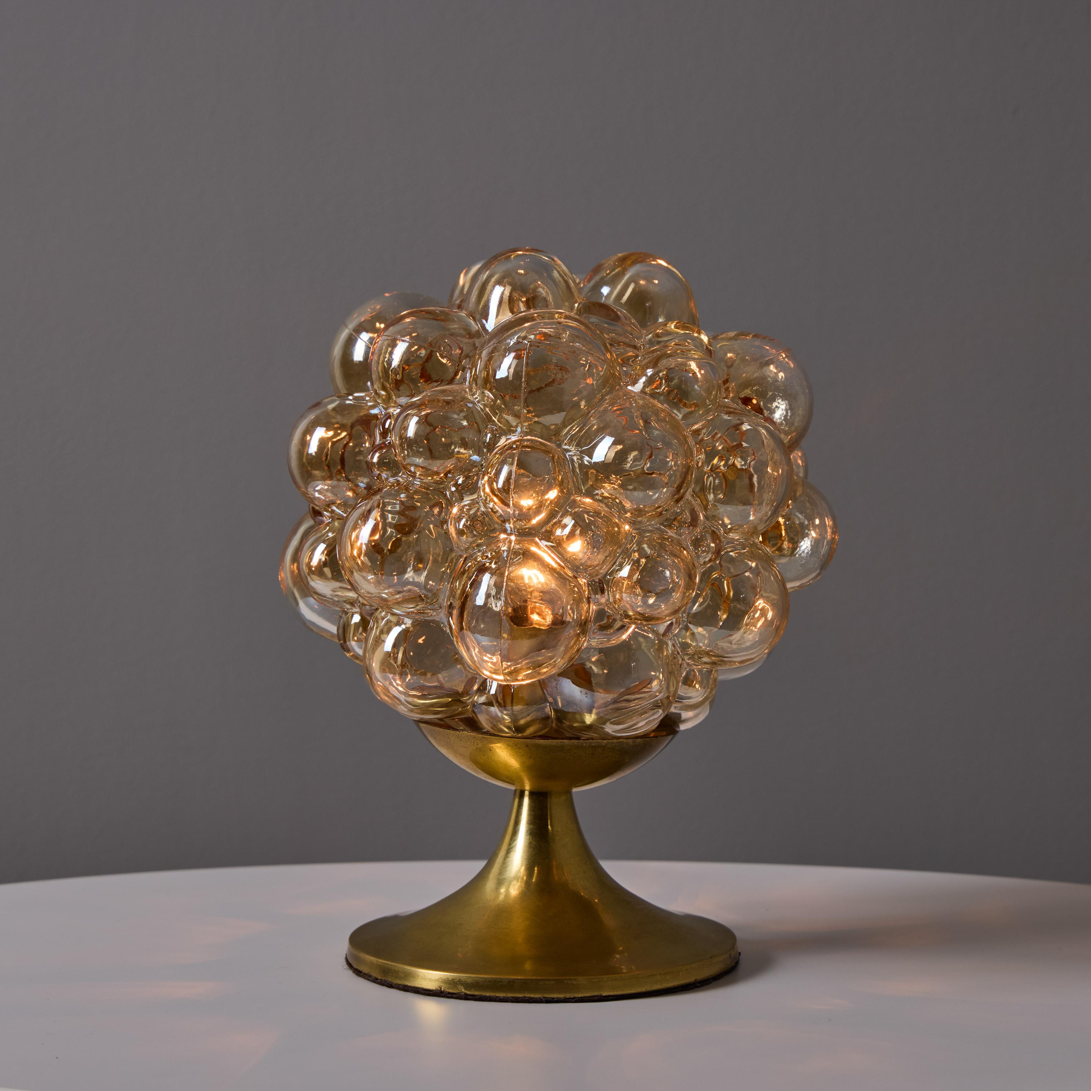 Lampada da tavolo in vetro a bolle d'aria e ottone di Helena Tynell del 1960 per Limburg in vendita 4