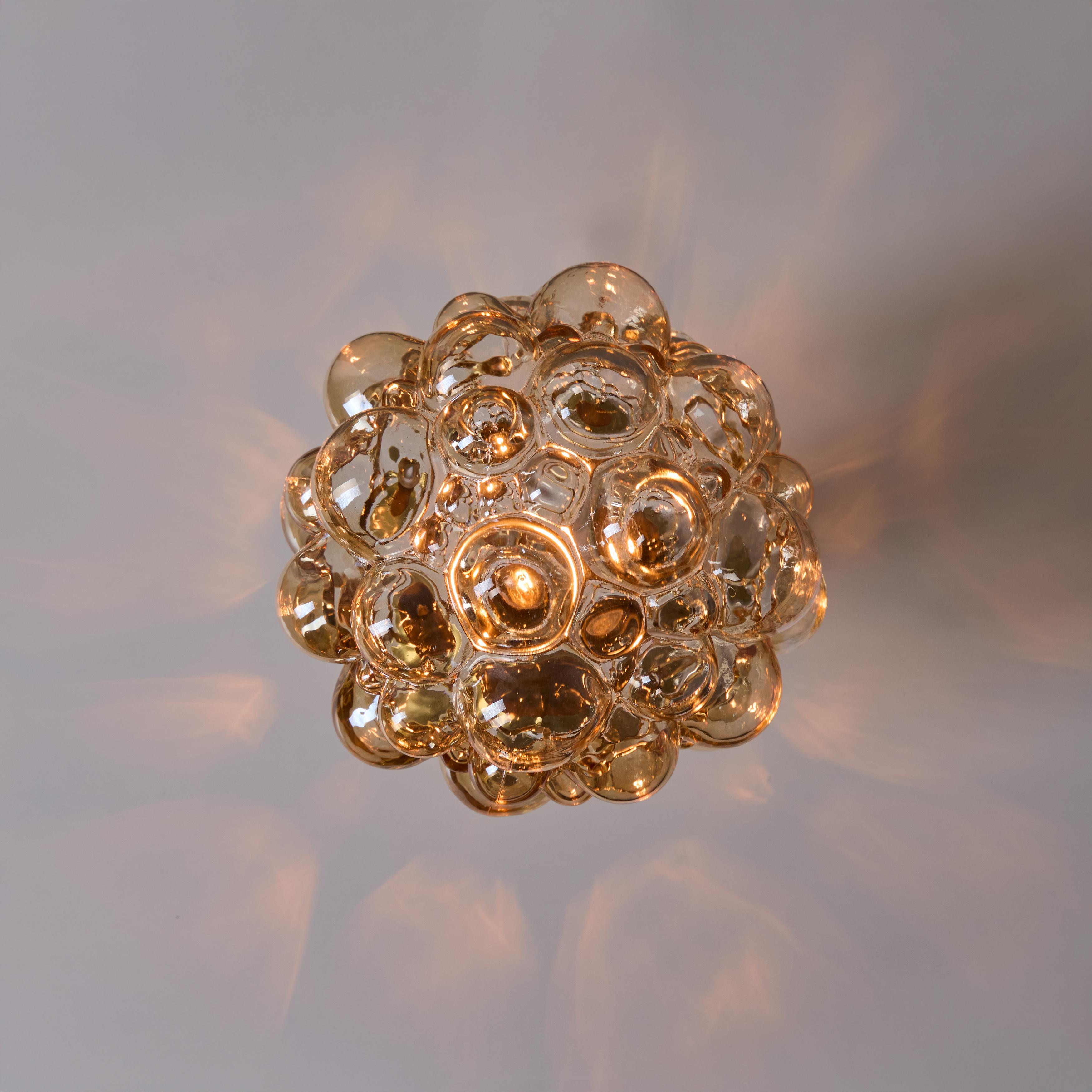 Lampada da tavolo in vetro a bolle d'aria e ottone di Helena Tynell del 1960 per Limburg in vendita 5