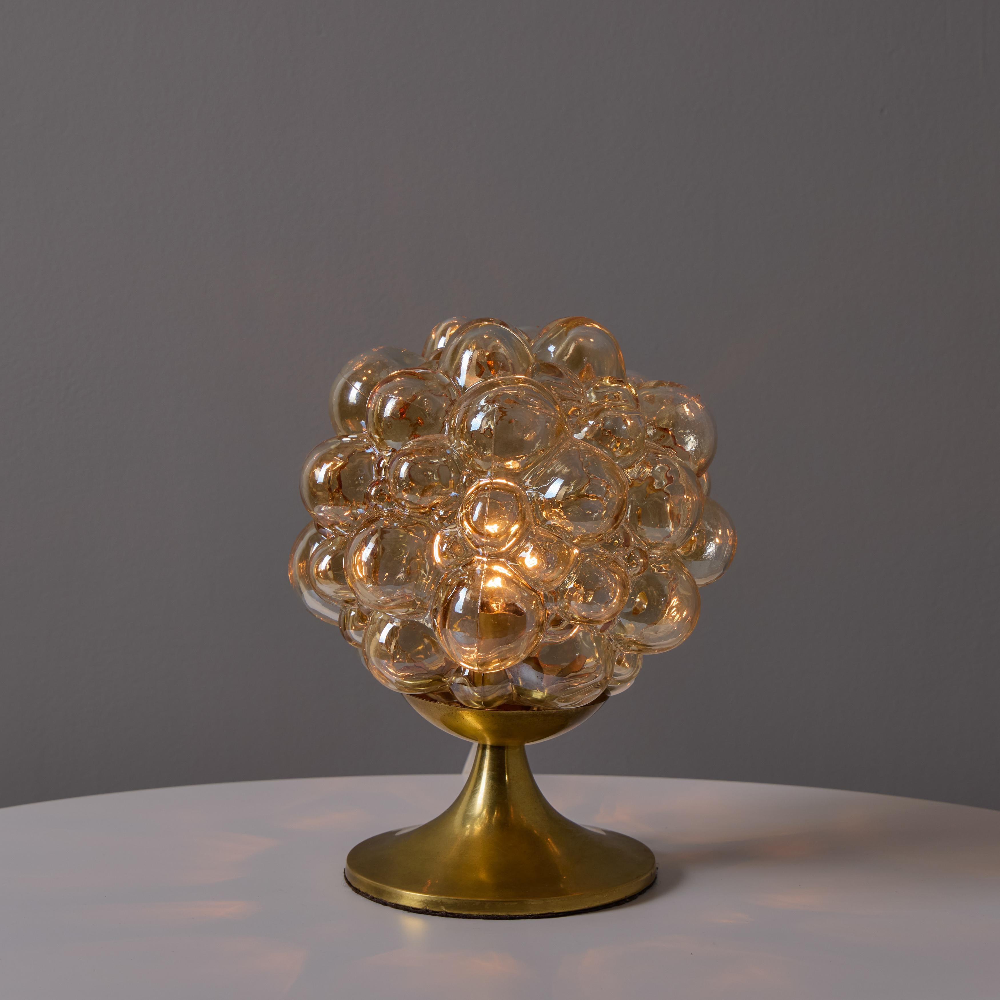 Mid-Century moderno Lampada da tavolo in vetro a bolle d'aria e ottone di Helena Tynell del 1960 per Limburg in vendita