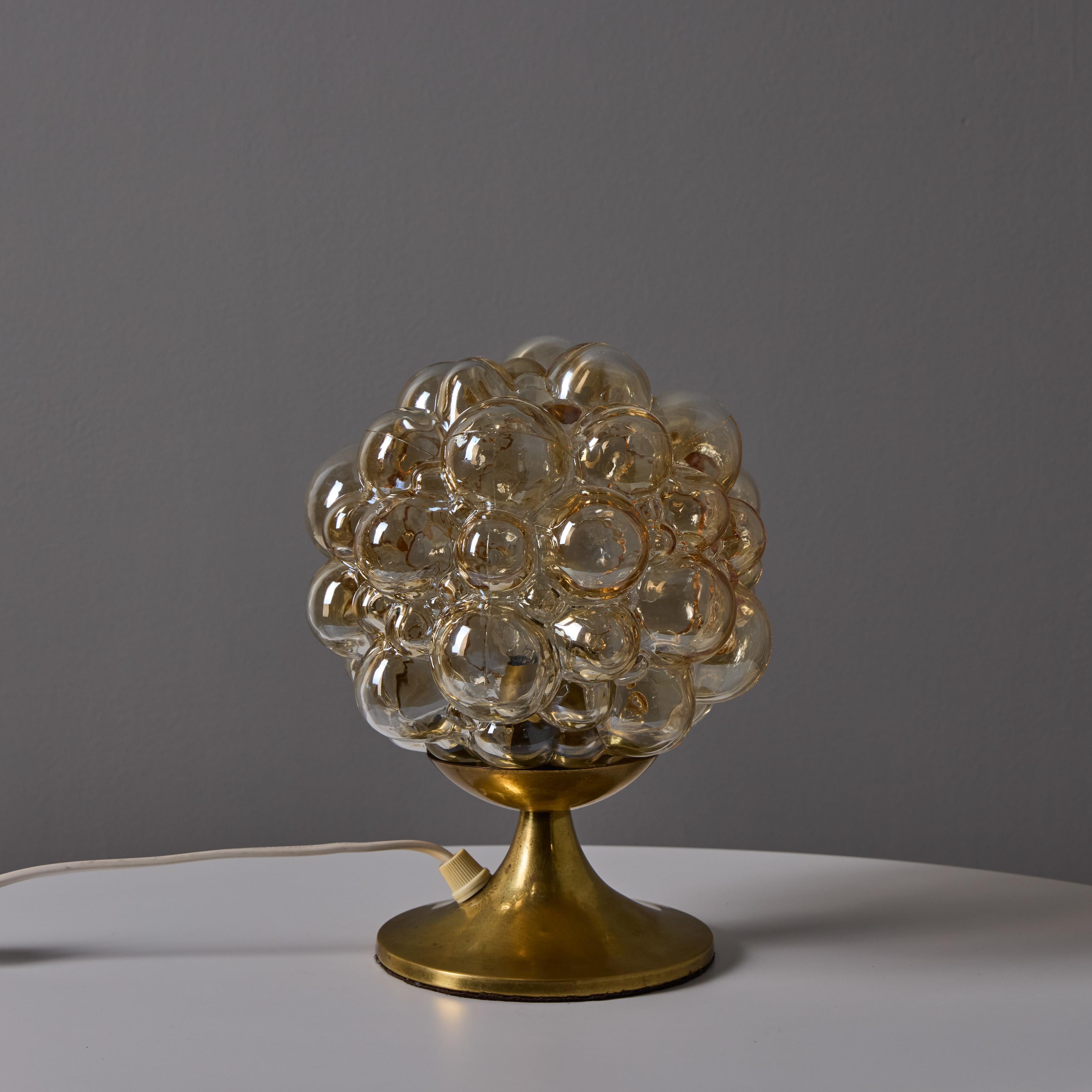 Lampada da tavolo in vetro a bolle d'aria e ottone di Helena Tynell del 1960 per Limburg In condizioni buone in vendita a Glendale, CA