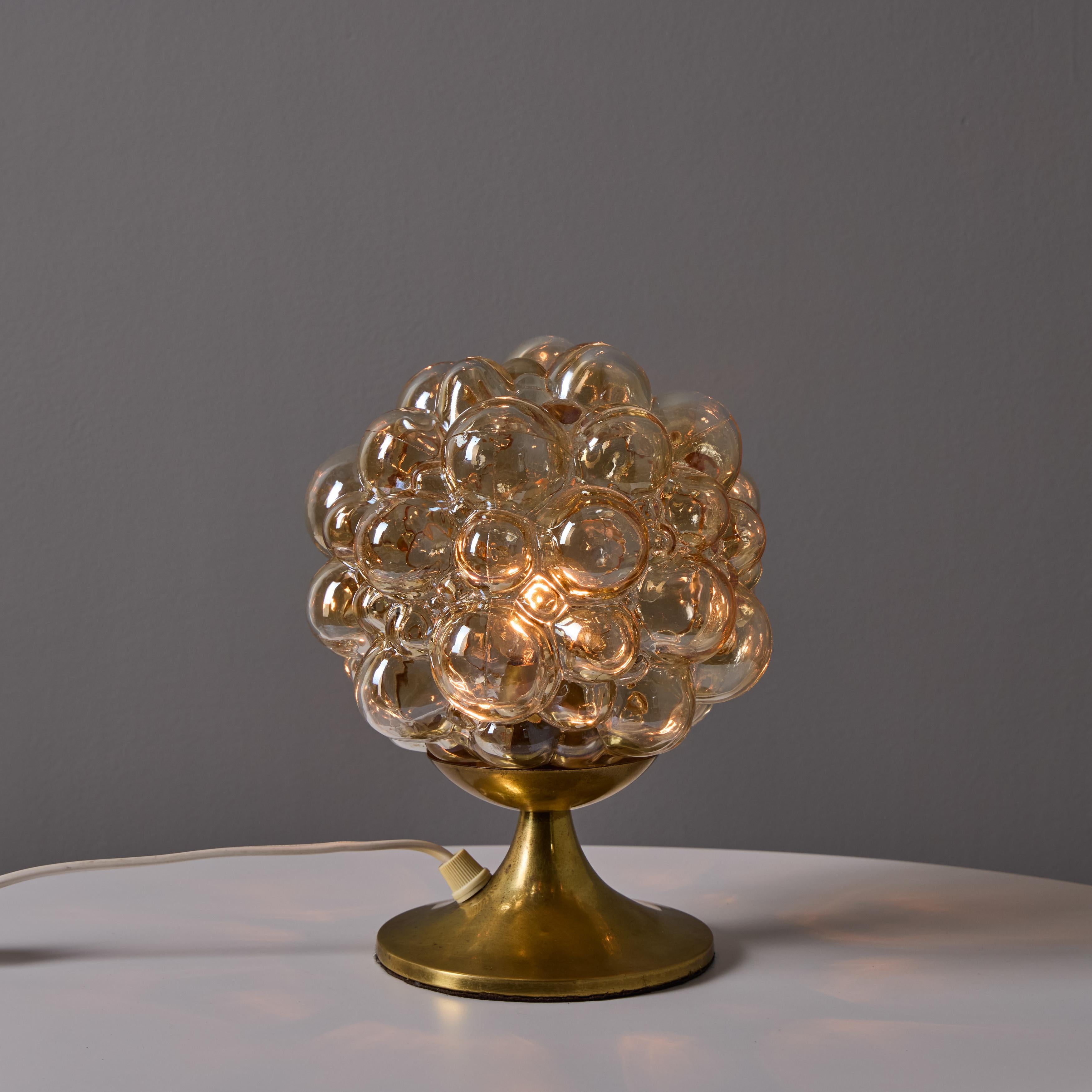 Metà XX secolo Lampada da tavolo in vetro a bolle d'aria e ottone di Helena Tynell del 1960 per Limburg in vendita