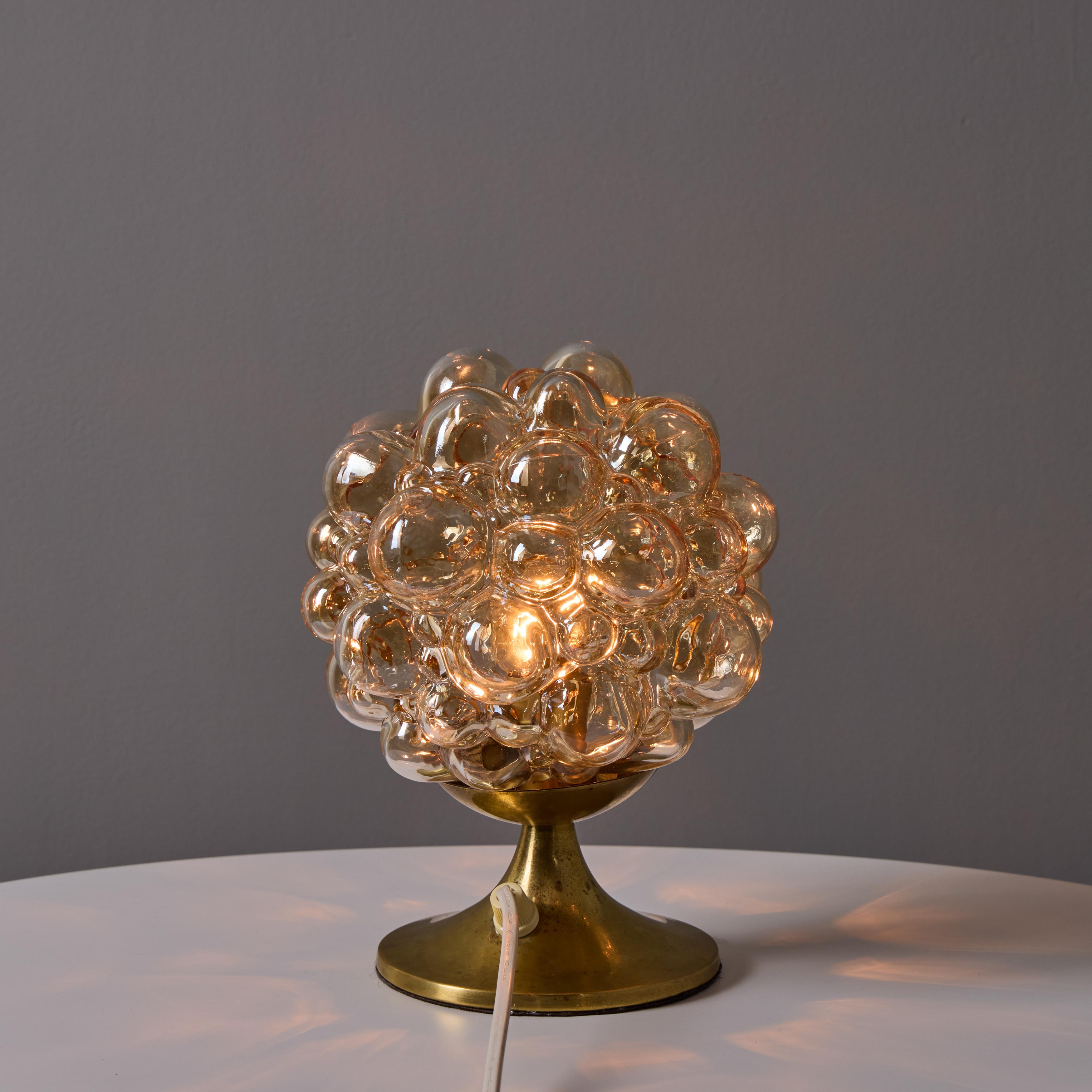 Lampada da tavolo in vetro a bolle d'aria e ottone di Helena Tynell del 1960 per Limburg in vendita 1