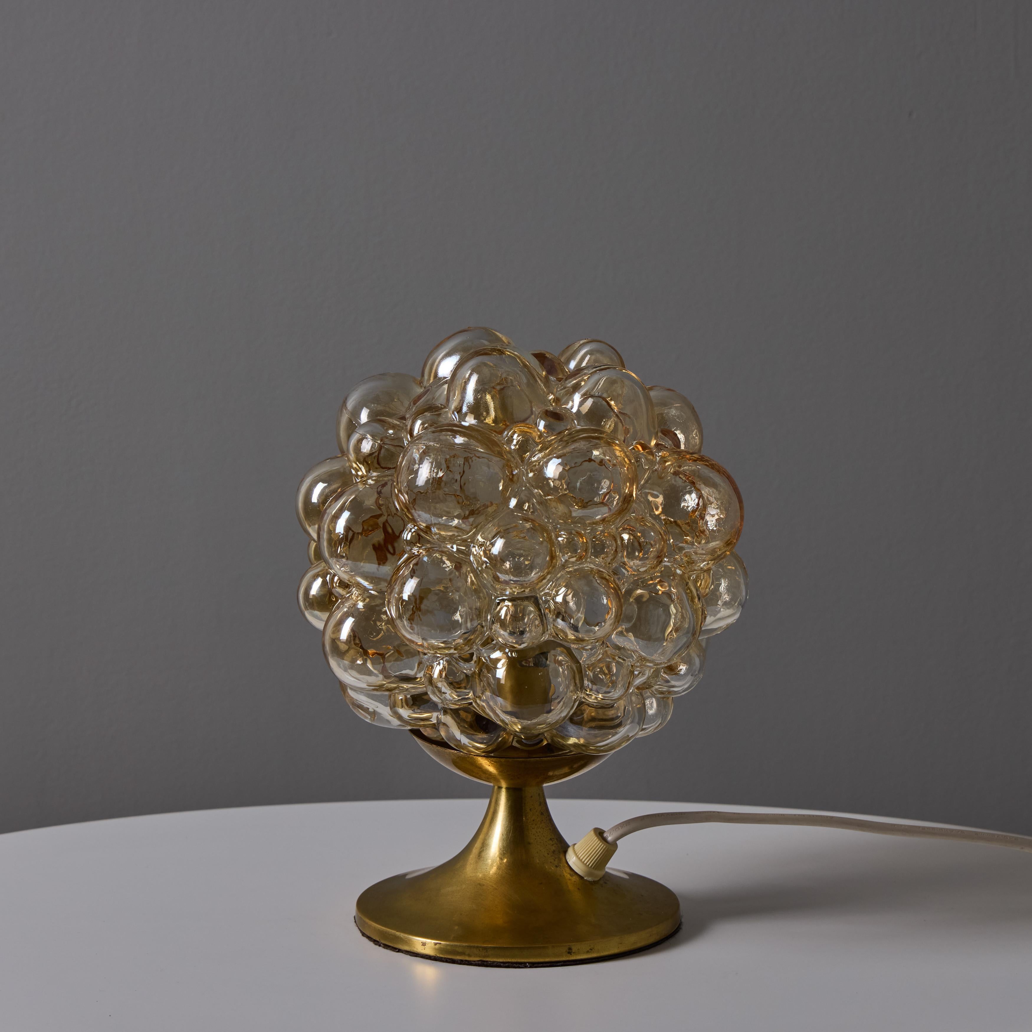 Lampada da tavolo in vetro a bolle d'aria e ottone di Helena Tynell del 1960 per Limburg in vendita 2