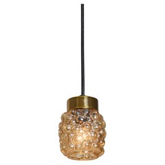 Lampada a sospensione in vetro a bolle d'aria color ambra di Helena Tynell del 1960 per Limburg