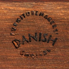 Tavolino Helge Vestergaard-Jensen del 1960 con cassetto e piano in formica nera