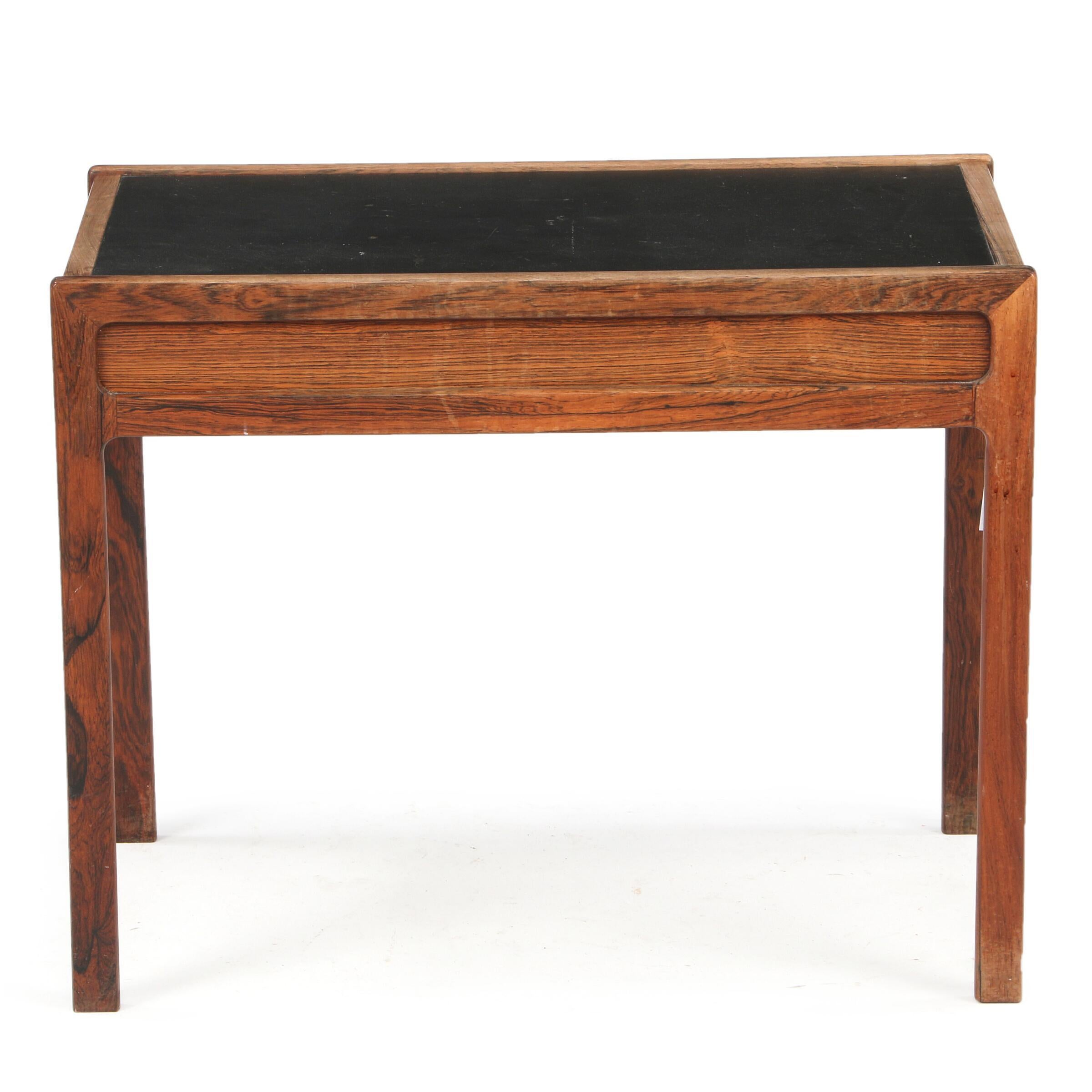 Table basse en bois massif Helge Jensen des années 1960, côté avec tiroir et plateau en formica noir. Fabriqué par l'ébéniste Jason Mogler. H. 54. W. 44. L. 70 cm. 2 Disponibles. Littérature : Mobilia n° 133, 1966.
La restauration et le repolissage
