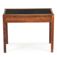 Tavolino Helge Vestergaard-Jensen del 1960 con cassetto e piano in formica nera