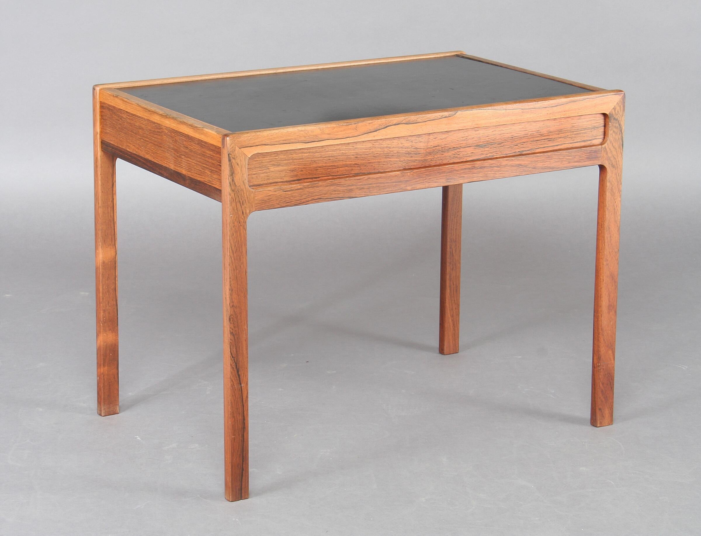 Scandinave moderne Table basse Helge Vestergaard-Jensen des années 1960 avec tiroir et plateau en formica noir en vente
