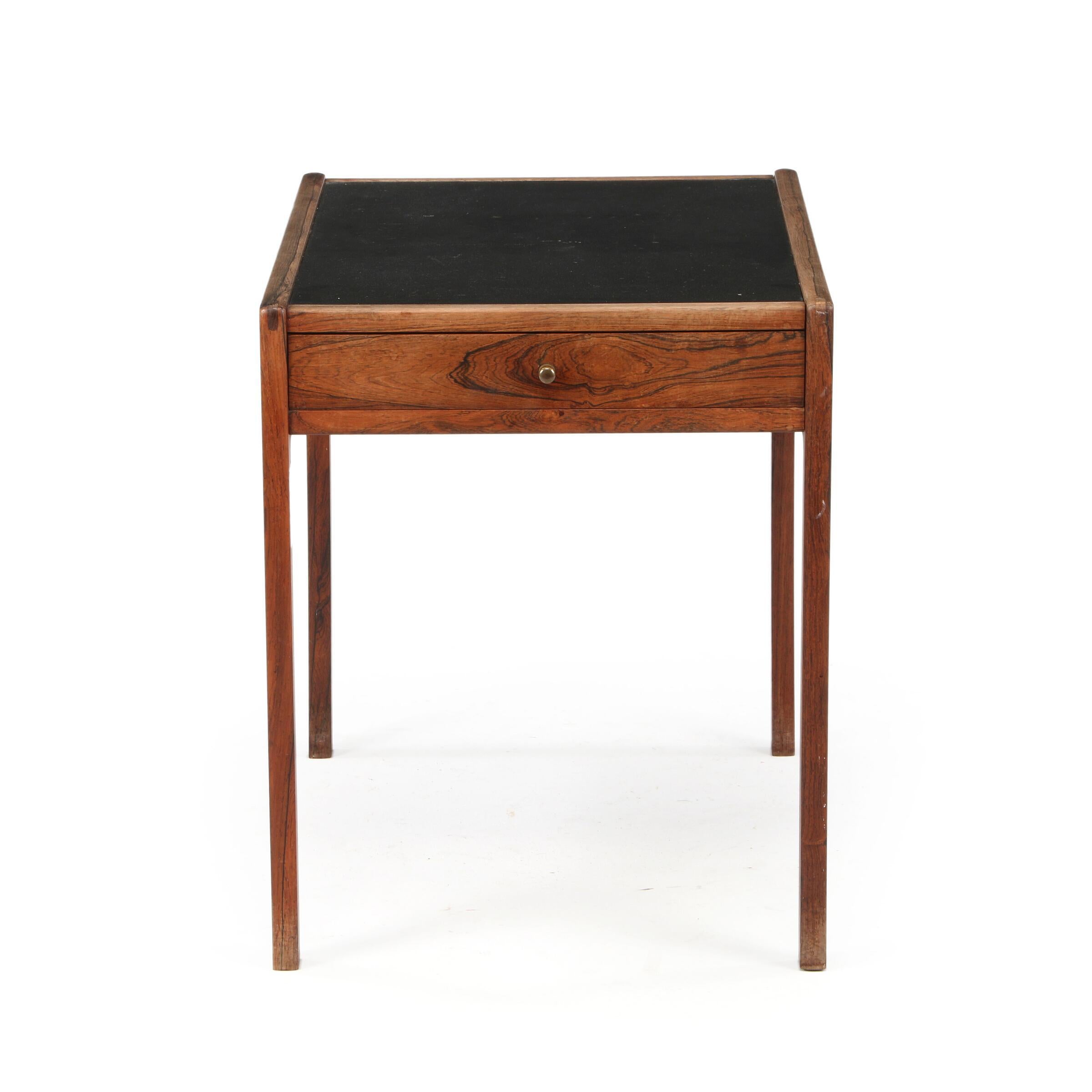 Scandinave moderne Table basse Helge Vestergaard-Jensen des années 1960 avec tiroir et plateau en formica noir en vente