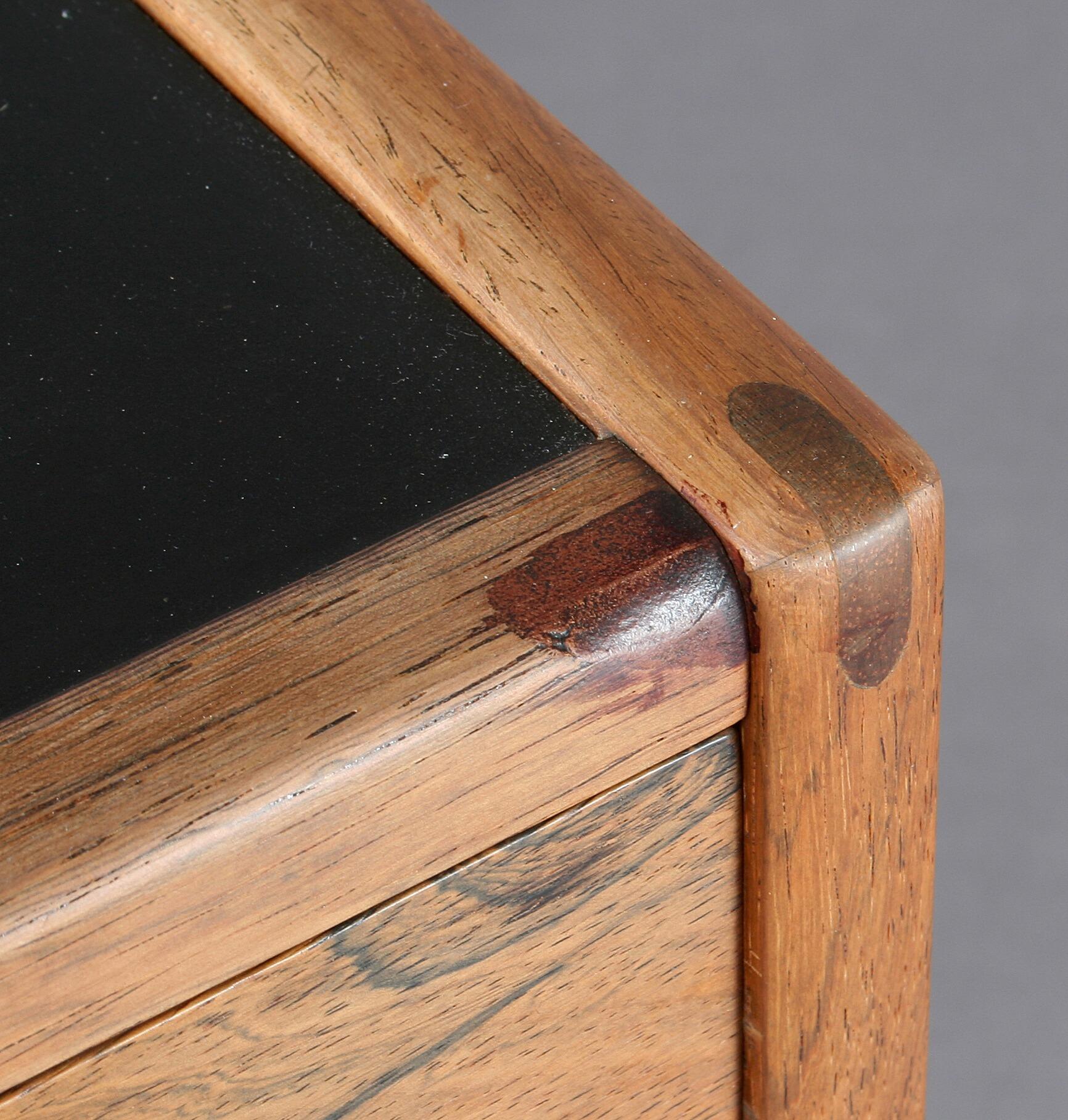 Danois Table basse Helge Vestergaard-Jensen des années 1960 avec tiroir et plateau en formica noir en vente