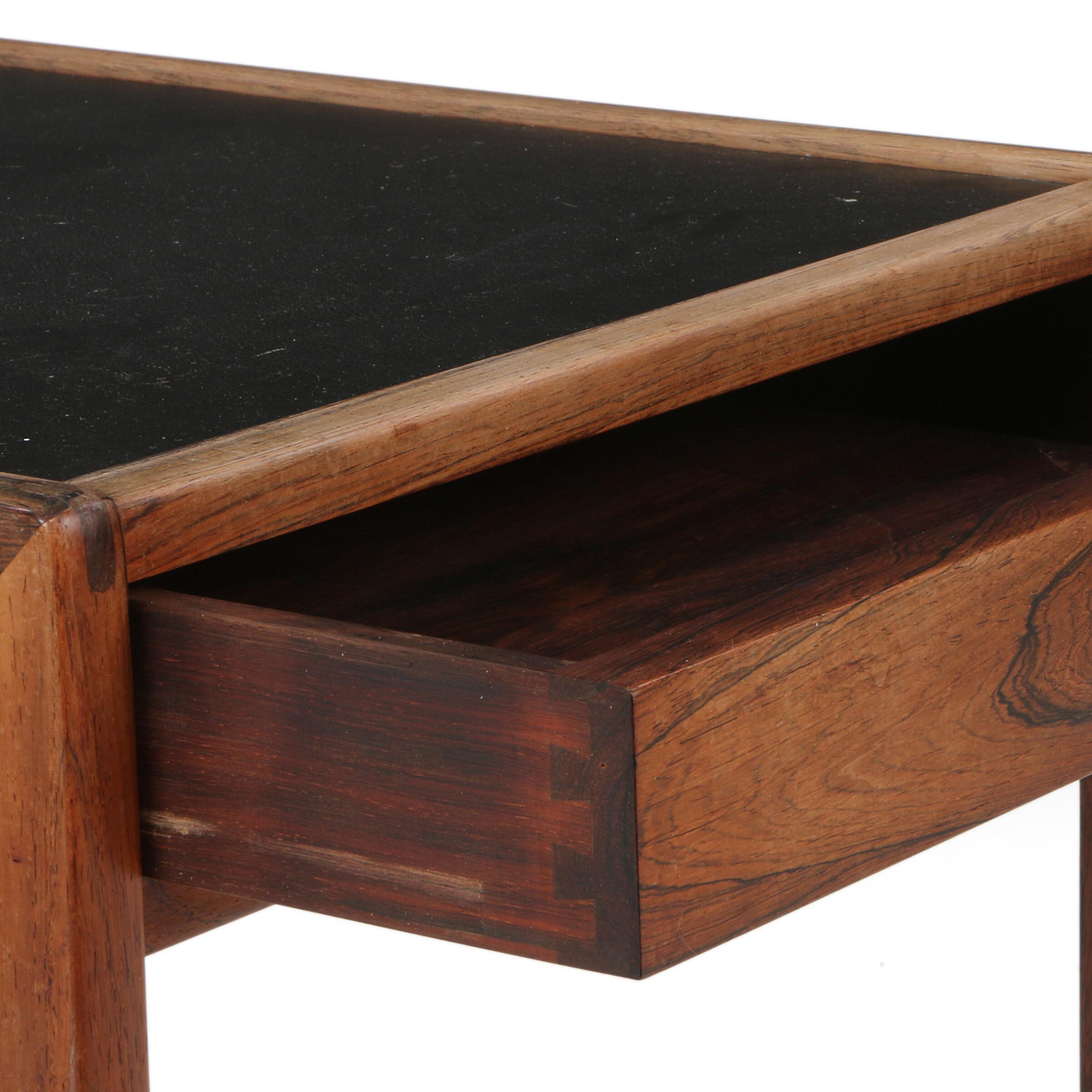 Danois Table basse Helge Vestergaard-Jensen des années 1960 avec tiroir et plateau en formica noir en vente