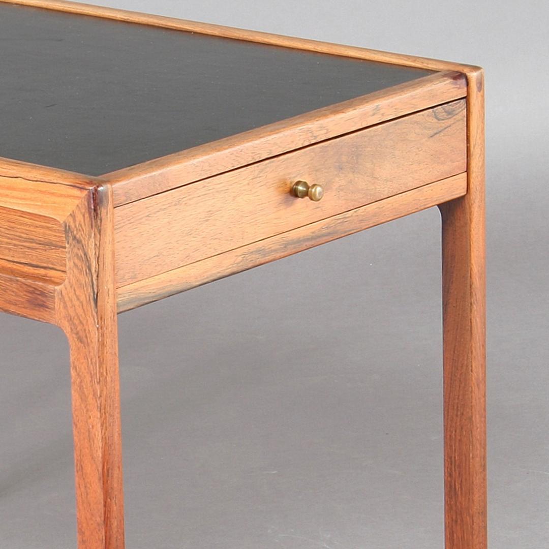 Milieu du XXe siècle Table basse Helge Vestergaard-Jensen des années 1960 avec tiroir et plateau en formica noir en vente