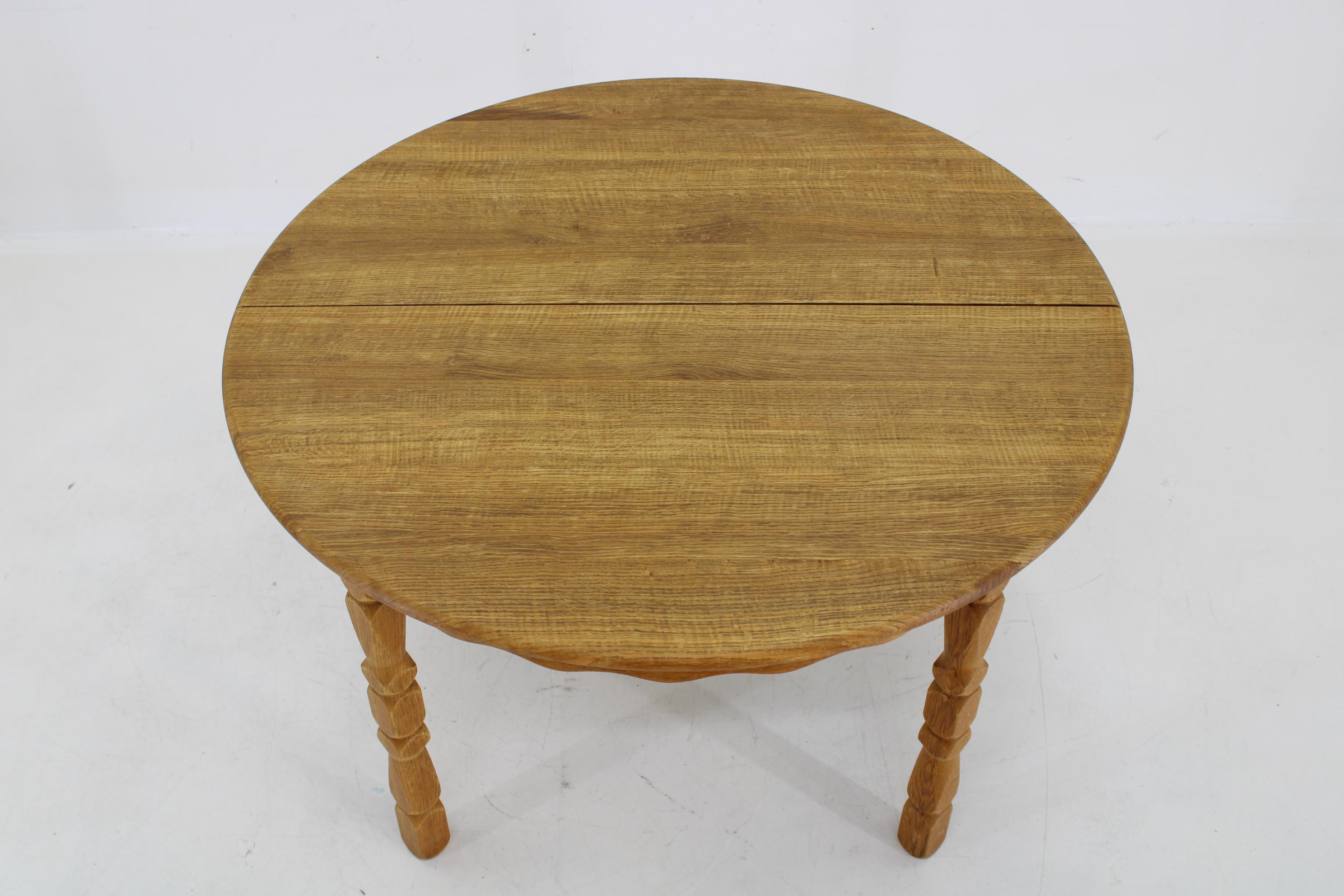 Mid-Century Modern 1960s Henning Kjaernulf Solid Oak Round Table , Denmark  For Sale