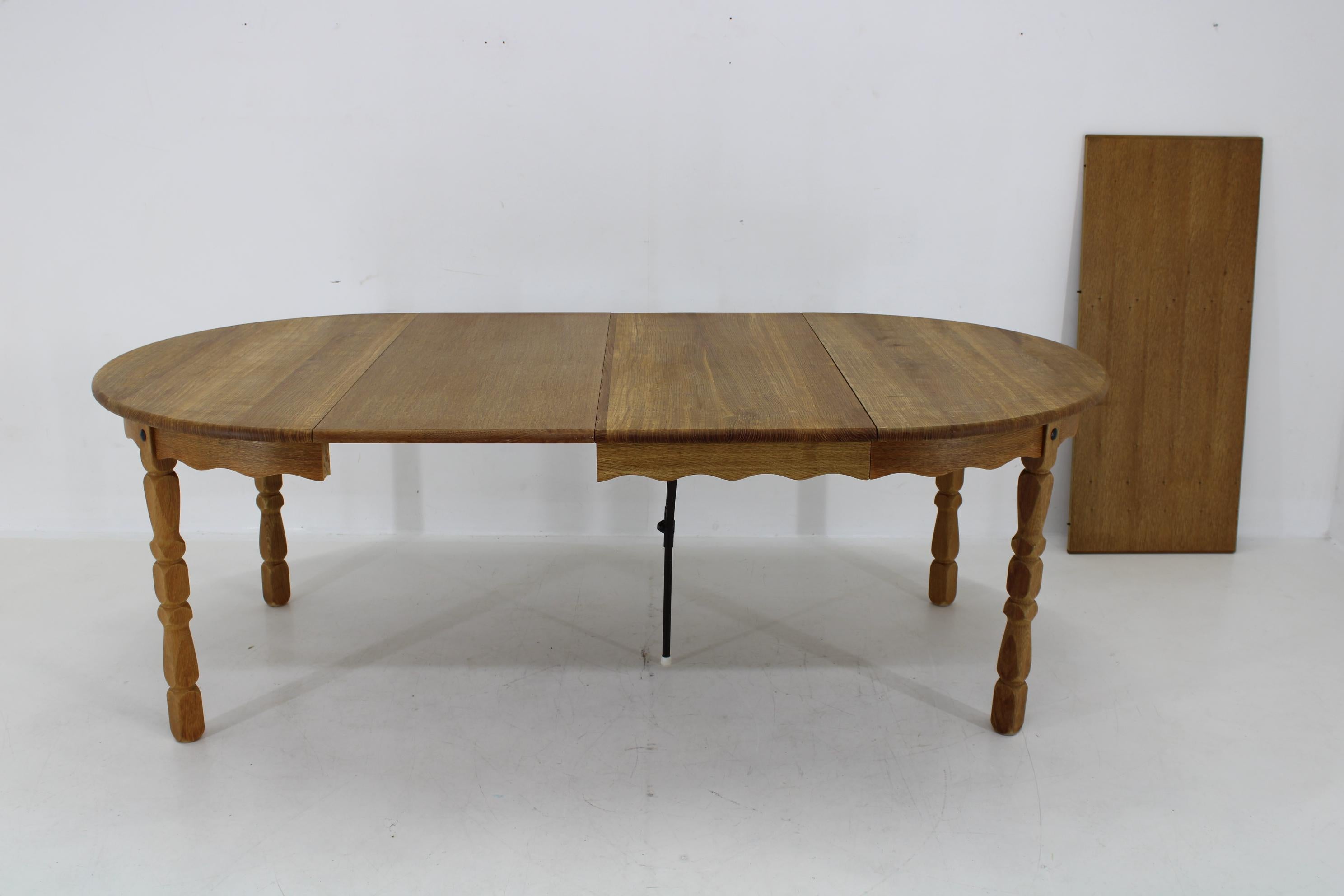 1960s Henning Kjaernulf Solid Oak Round Table , Denmark  For Sale 2