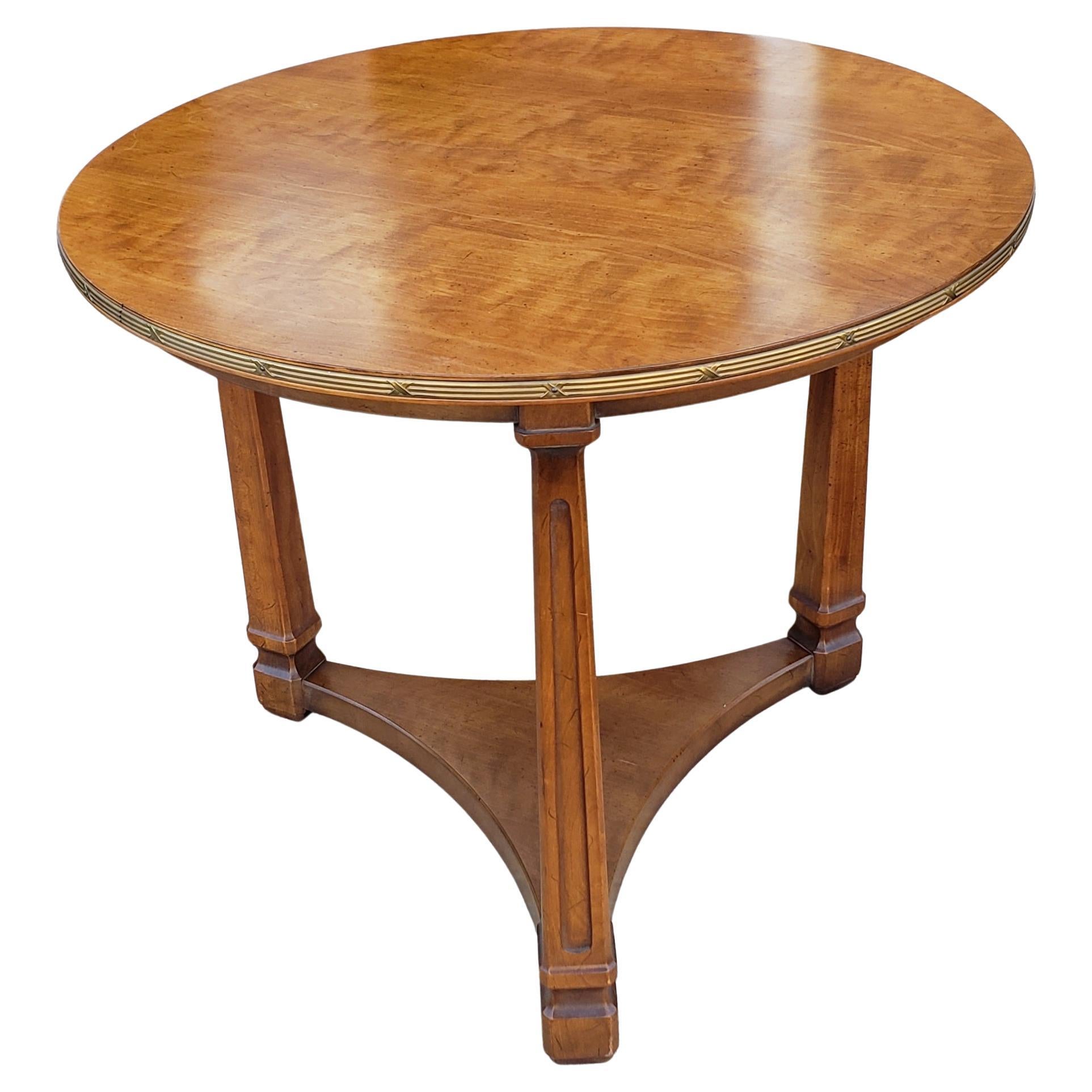 Table d'appoint Henredon Fine Furniture en noyer et laiton des années 1960