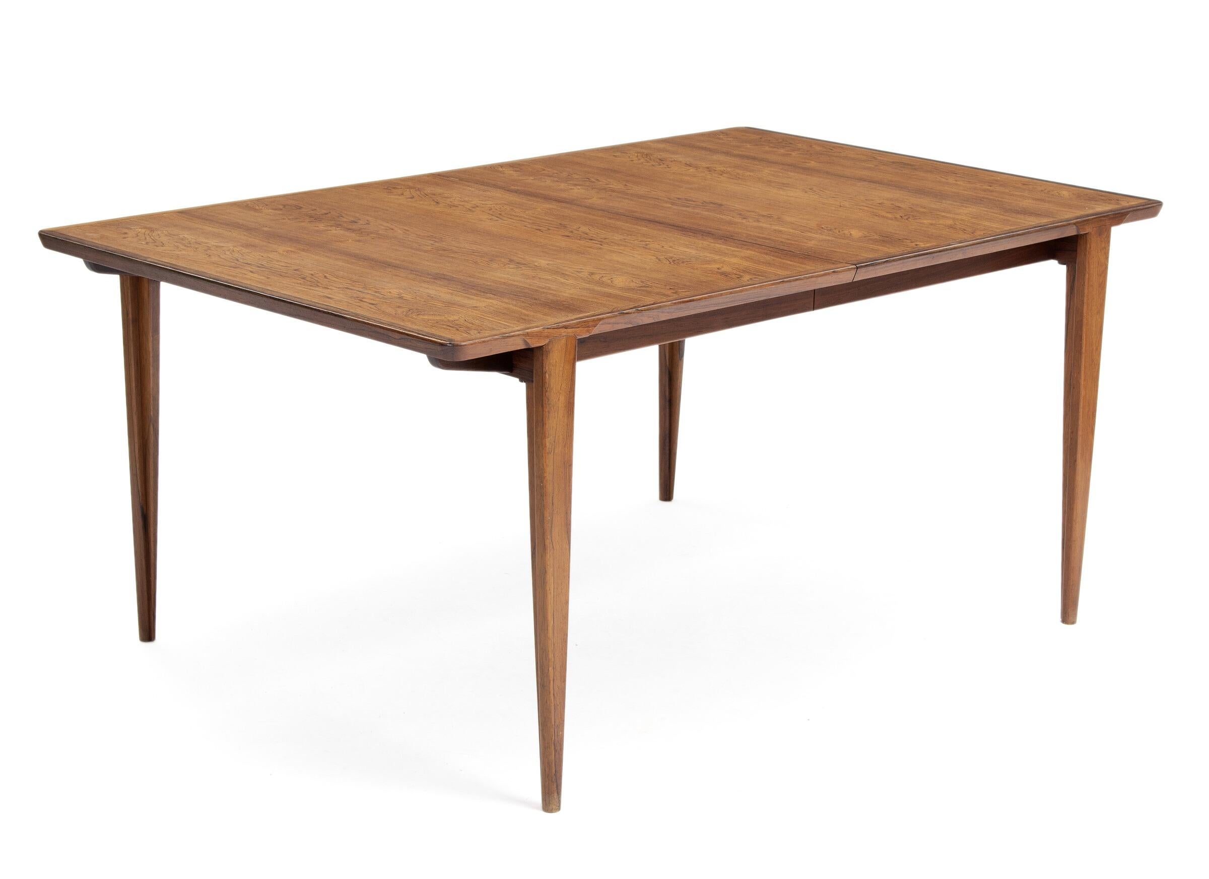 1960s Henry Rosengren Hansen Table de salle à manger rectangulaire avec deux feuilles. Fabriqué par Brande Møbelindustri. H. 72. W. 100. L. 164/258 cm. La restauration et le repolissage sont inclus dans le prix.


