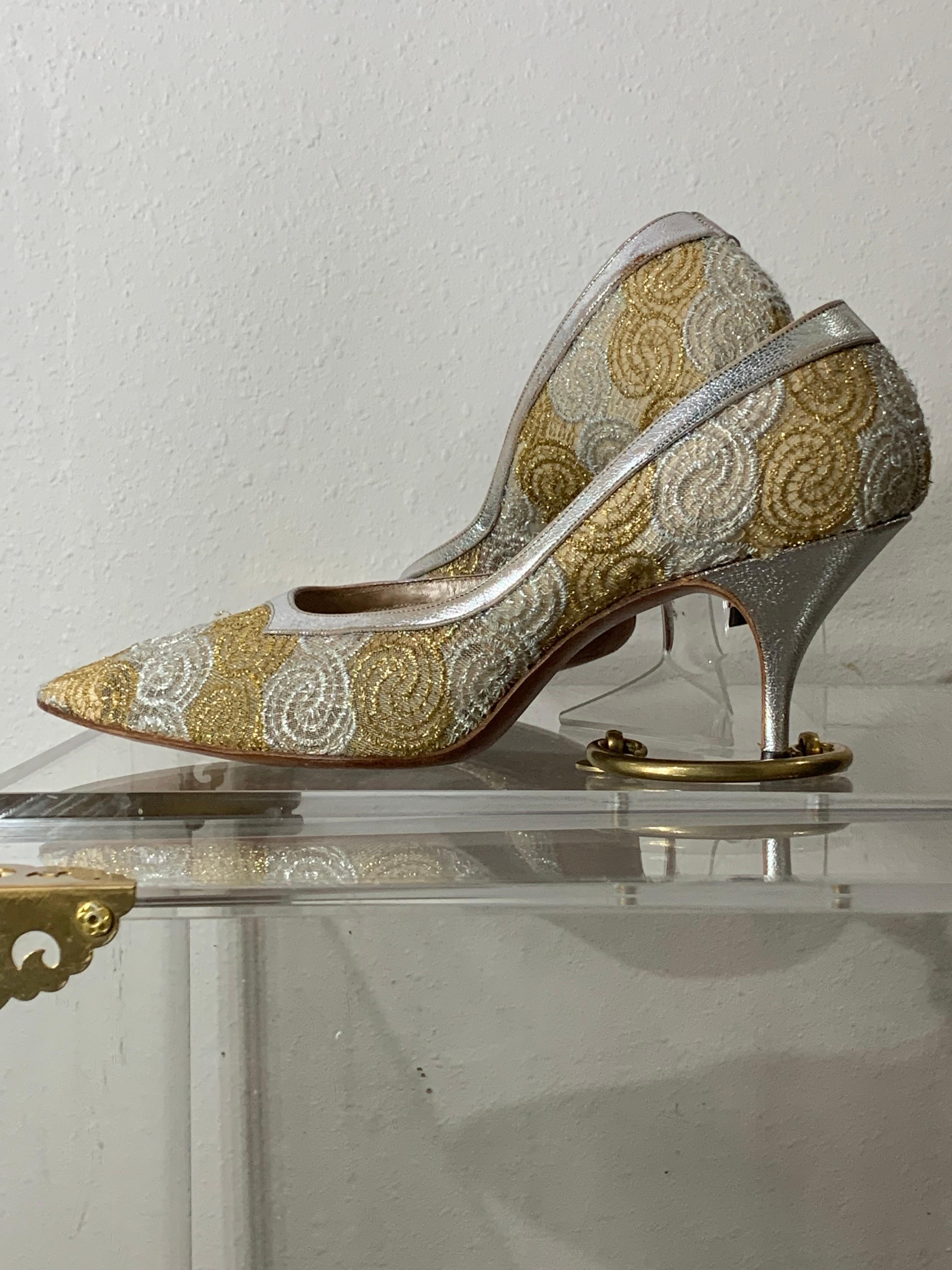 1960er Henry Waters Silber & Gold Spitze Stiletto Pumps w Silber Leder Trim:  Transparentes Mesh ist mit silberner und goldener Lamé-Spitze überzogen und macht diese atemberaubenden Party-Schuhe zum Inbegriff der 60er Jahre!  Silberner